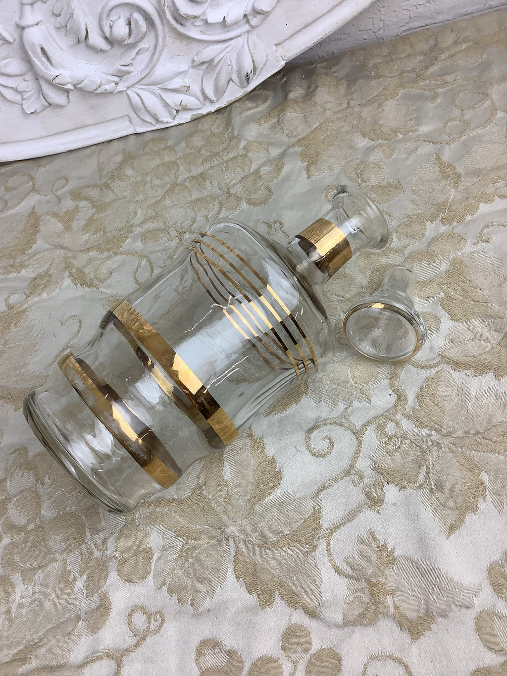 Carafe ancienne en verre transparent à liserés dorés avec bouchon d’origine — Réf. 25U