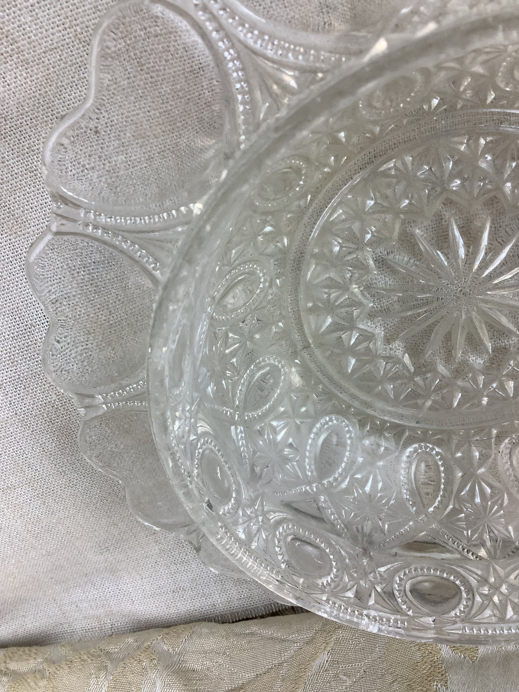 Coupe ancienne en verre moulé ciselé vintage – Réf. 20O