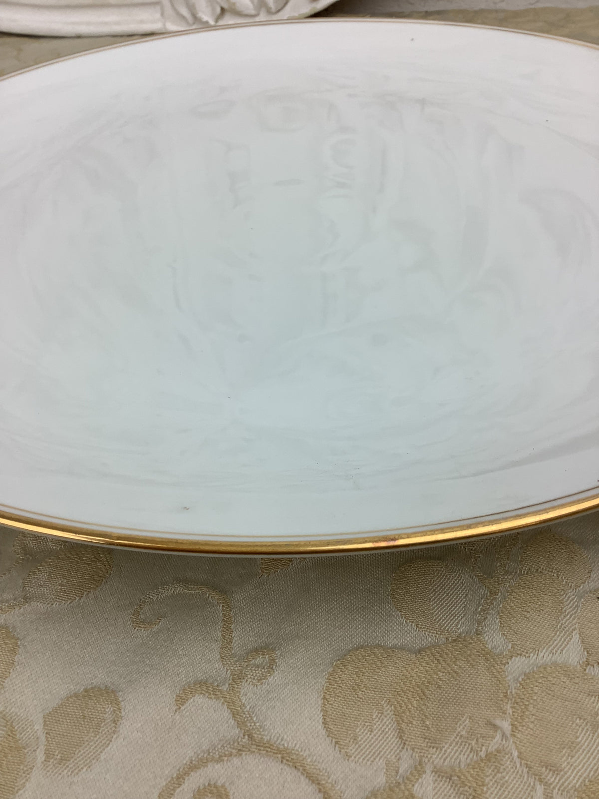 Plat rond de service en porcelaine de Limoges – Réf. 26 A