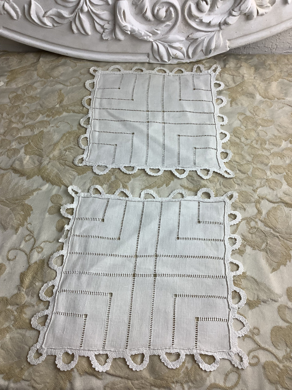 Lot de 2 napperons carrés anciens en lin à jours et dentelle ivoire – Réf. 64-2