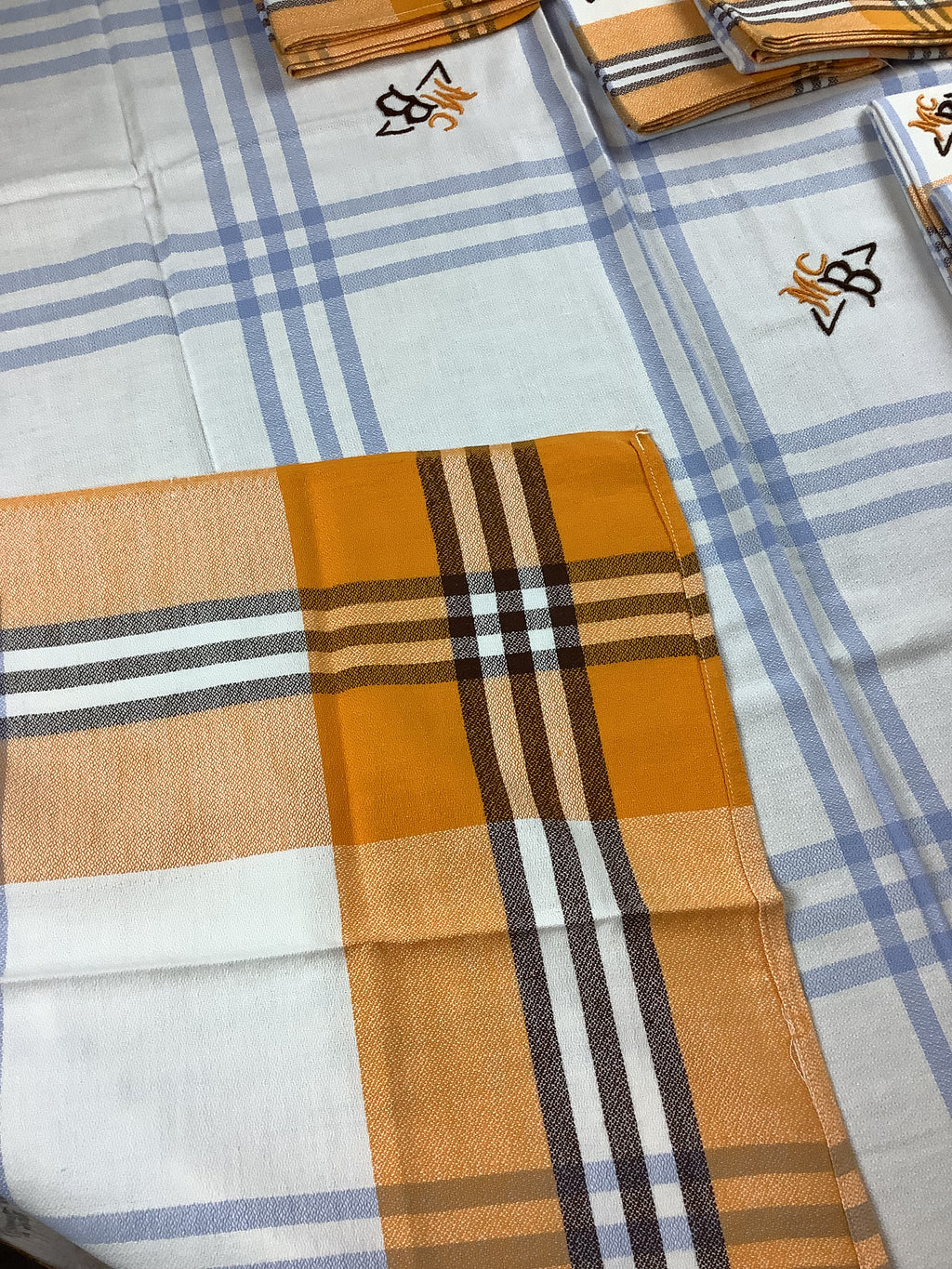 Nappe vintage à carreaux bleu ciel et orange avec 6 serviettes monogrammées MCB -Ref 110