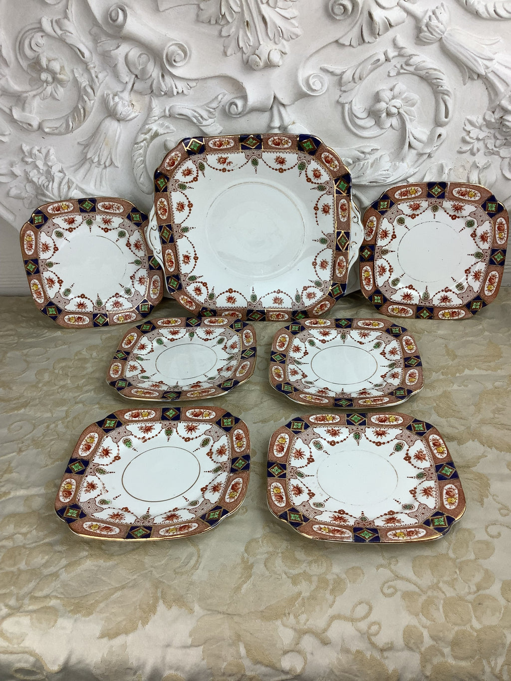 Plat carré avec anses et 6 assiettes à dessert anciennes anglaises Doric Bone China — Inspiration Imari — Réf. 10B