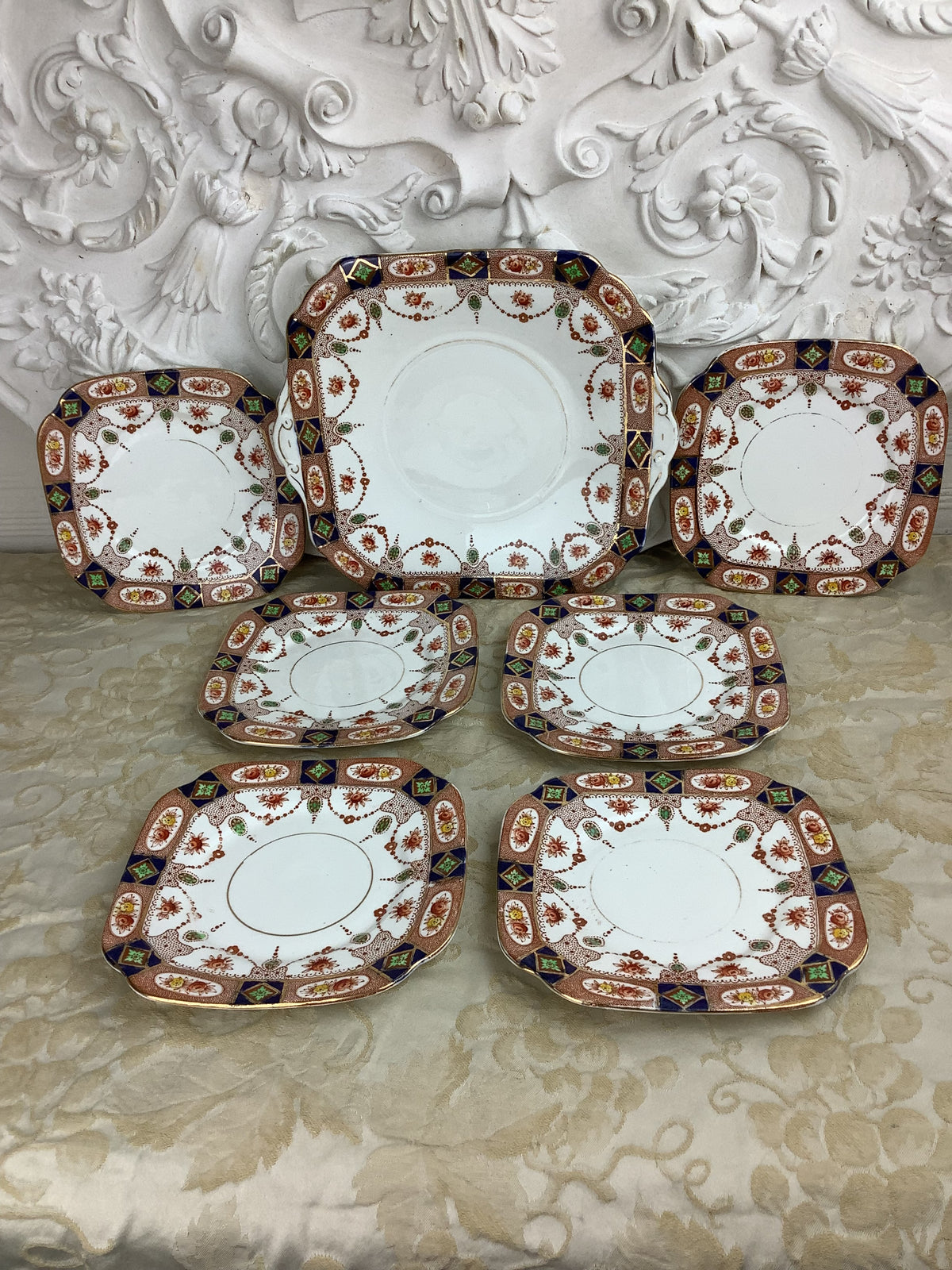 Plat carré avec anses et 6 assiettes à dessert anciennes anglaises Doric Bone China — Inspiration Imari — Réf. 10B