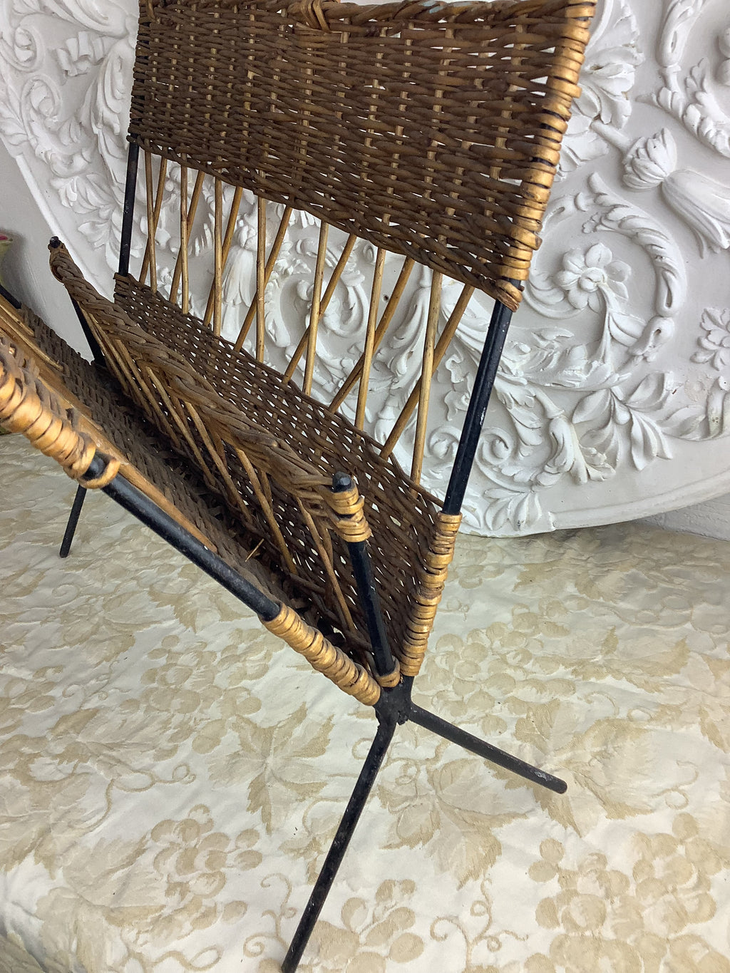 Porte-revue vintage en rotin et métal noir – Réf. 26J