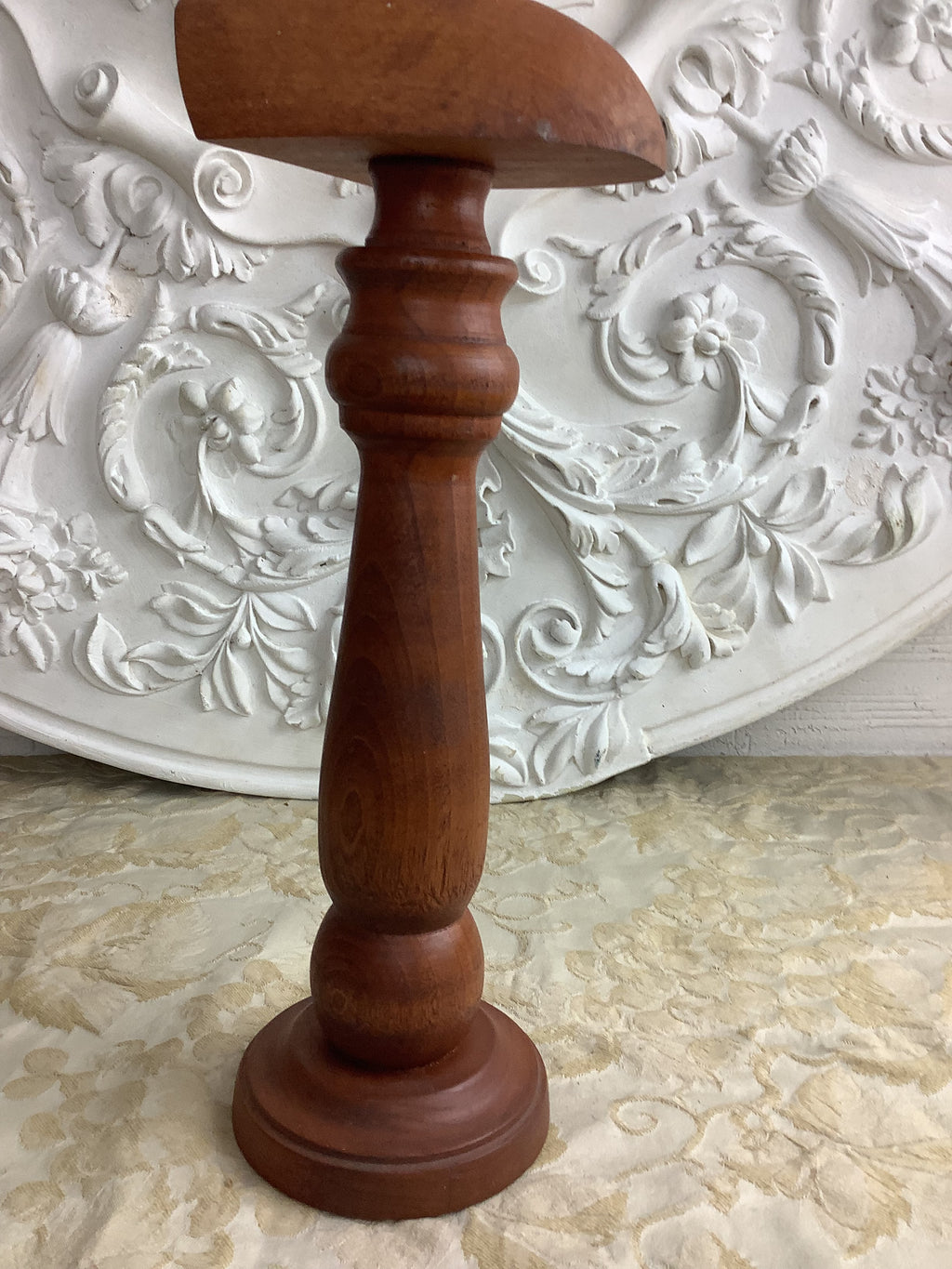 Ancien support de présentation en bois tourné – Porte-chapeau ou porte-perruque – Réf. 190