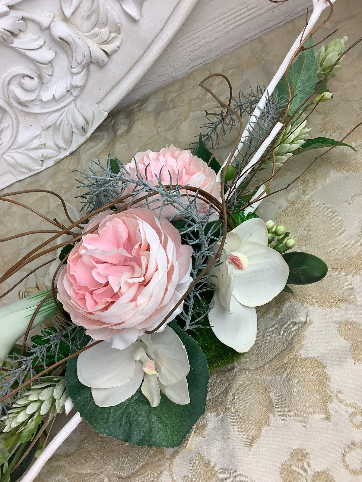 Composition florale C4-Renoncule rose poudré et fleurs blanches