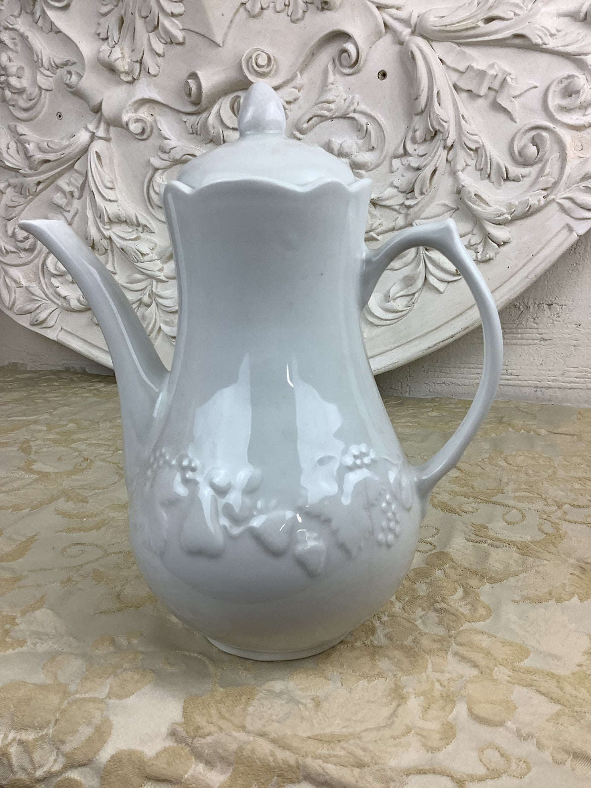 Ancienne cafetière en porcelaine blanche – Réf. 23D