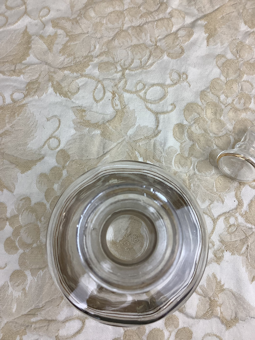 Carafe ancienne en verre transparent à liserés dorés avec bouchon d’origine — Réf. 25U