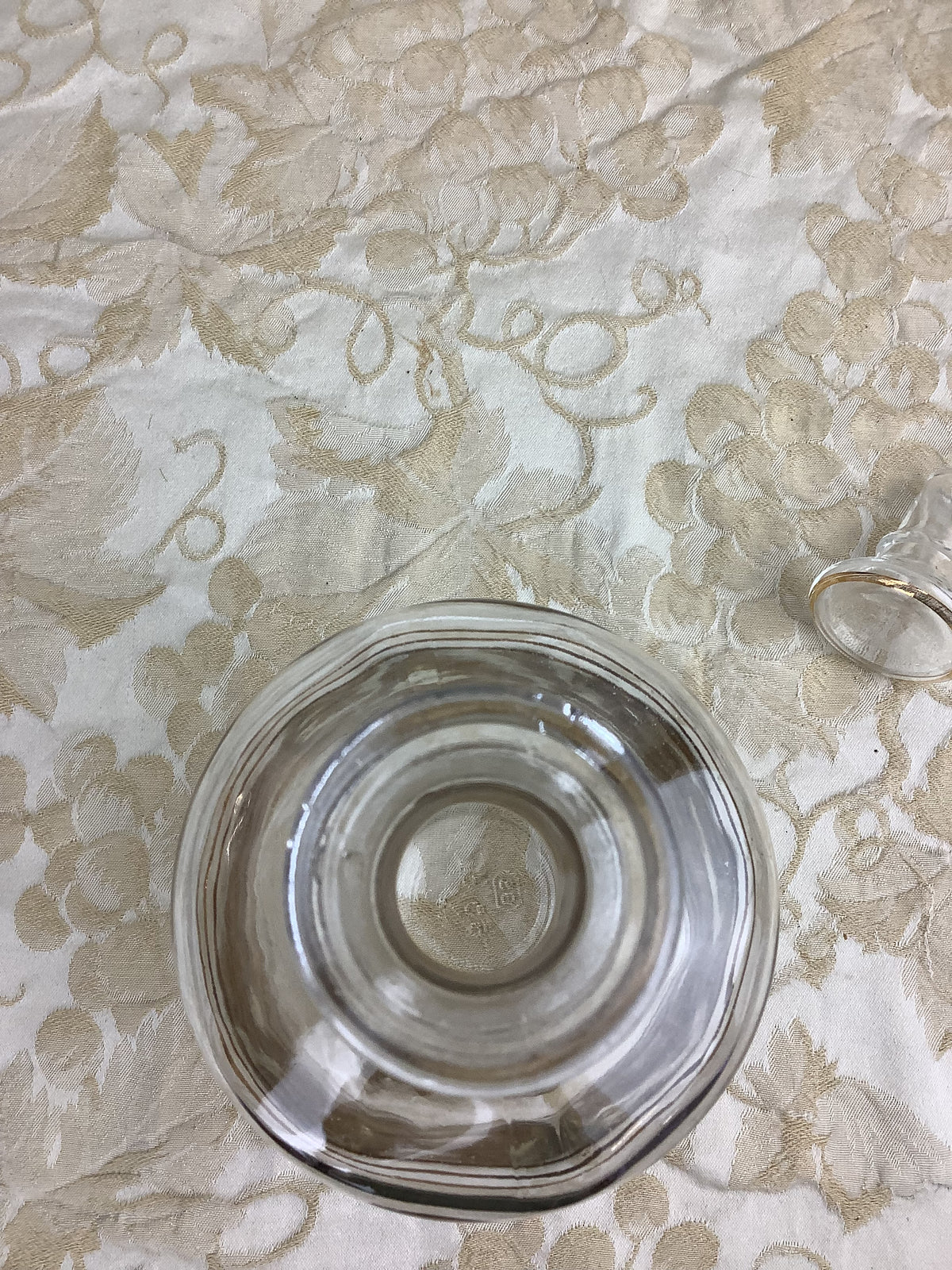 Carafe ancienne en verre transparent à liserés dorés avec bouchon d’origine — Réf. 25U