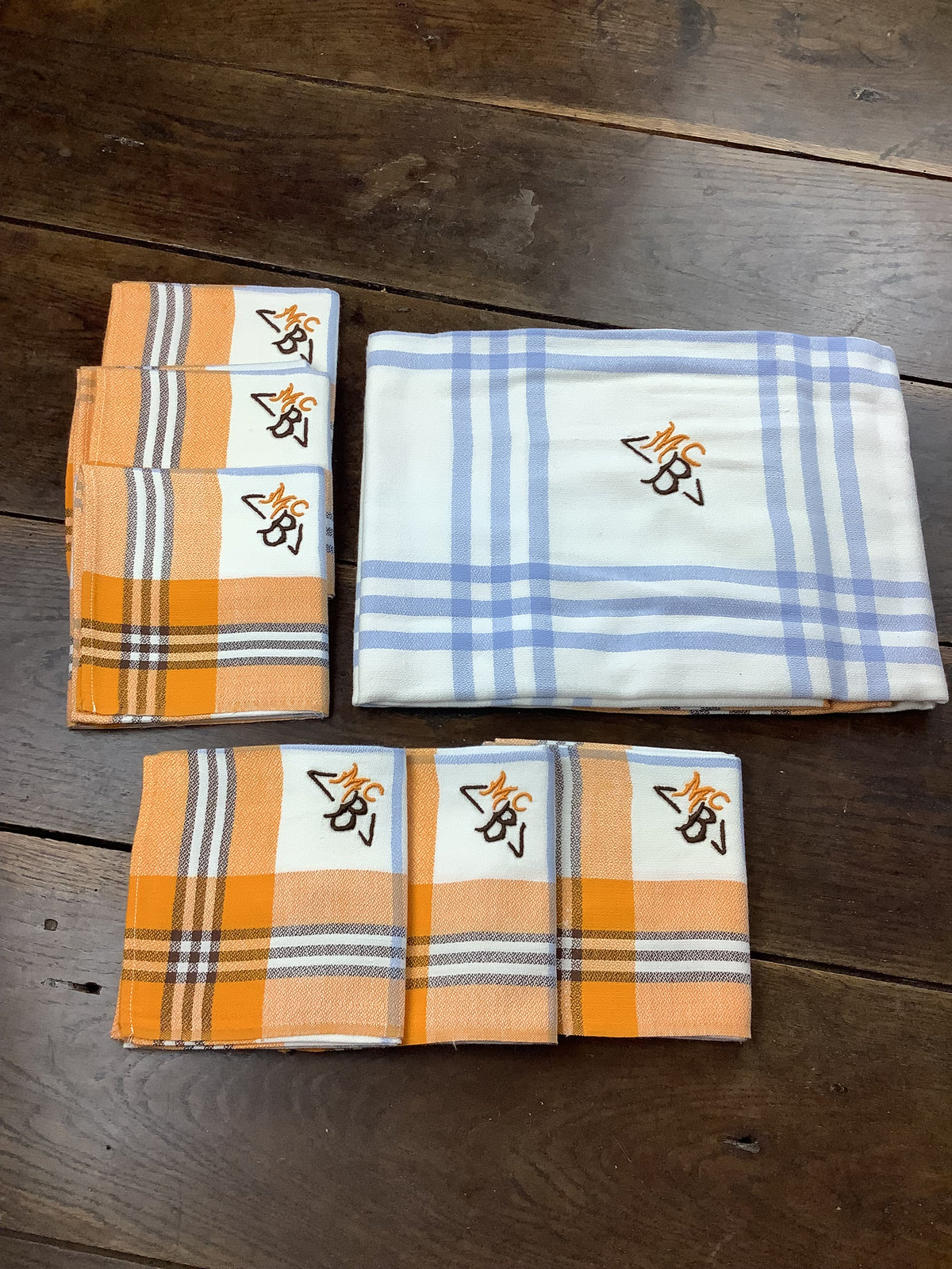 Nappe vintage à carreaux bleu ciel et orange avec 6 serviettes monogrammées MCB - Réf 110