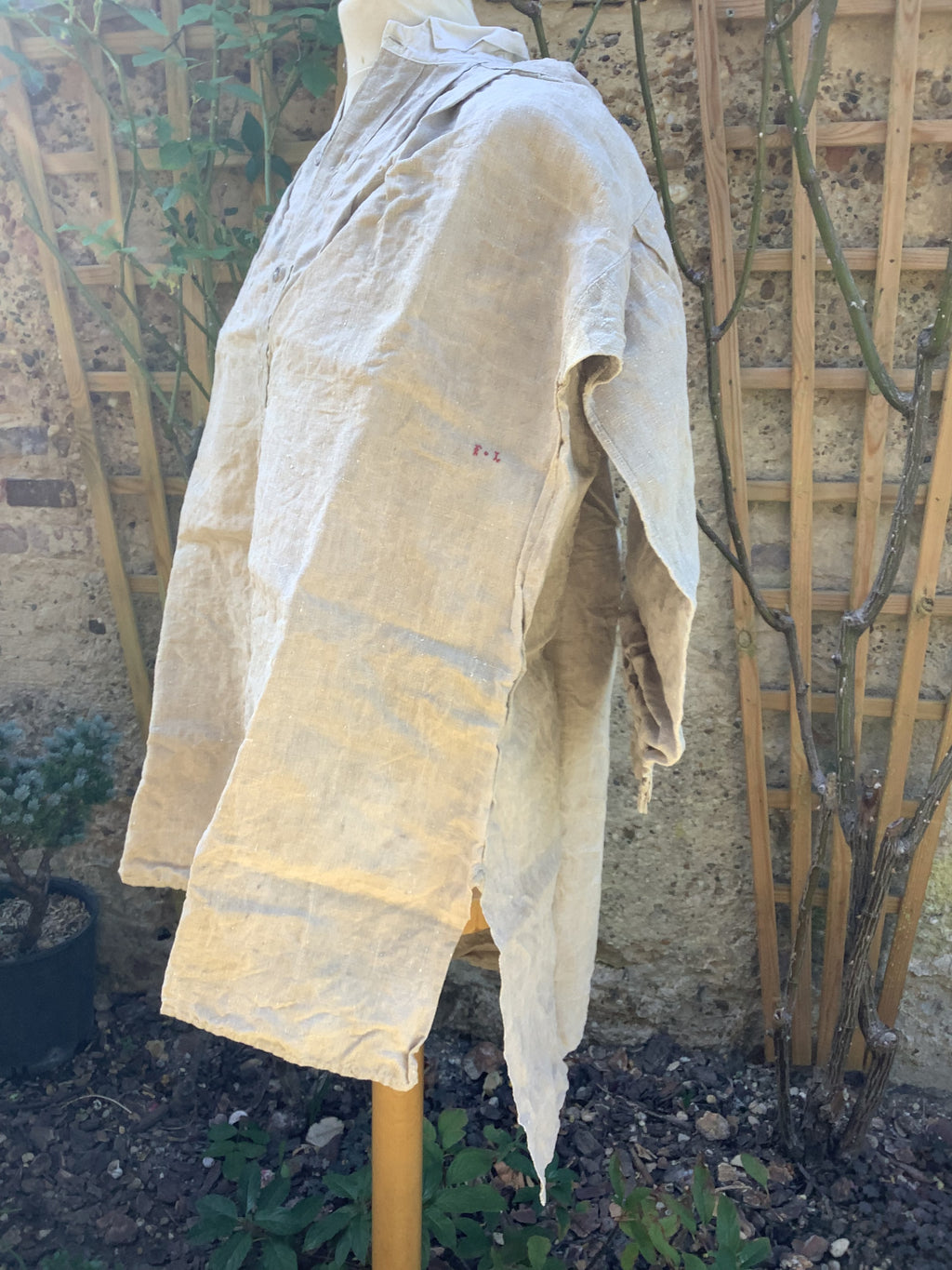 Chemise ancienne en lin ou métis, monogramme F.L – Réf. 180