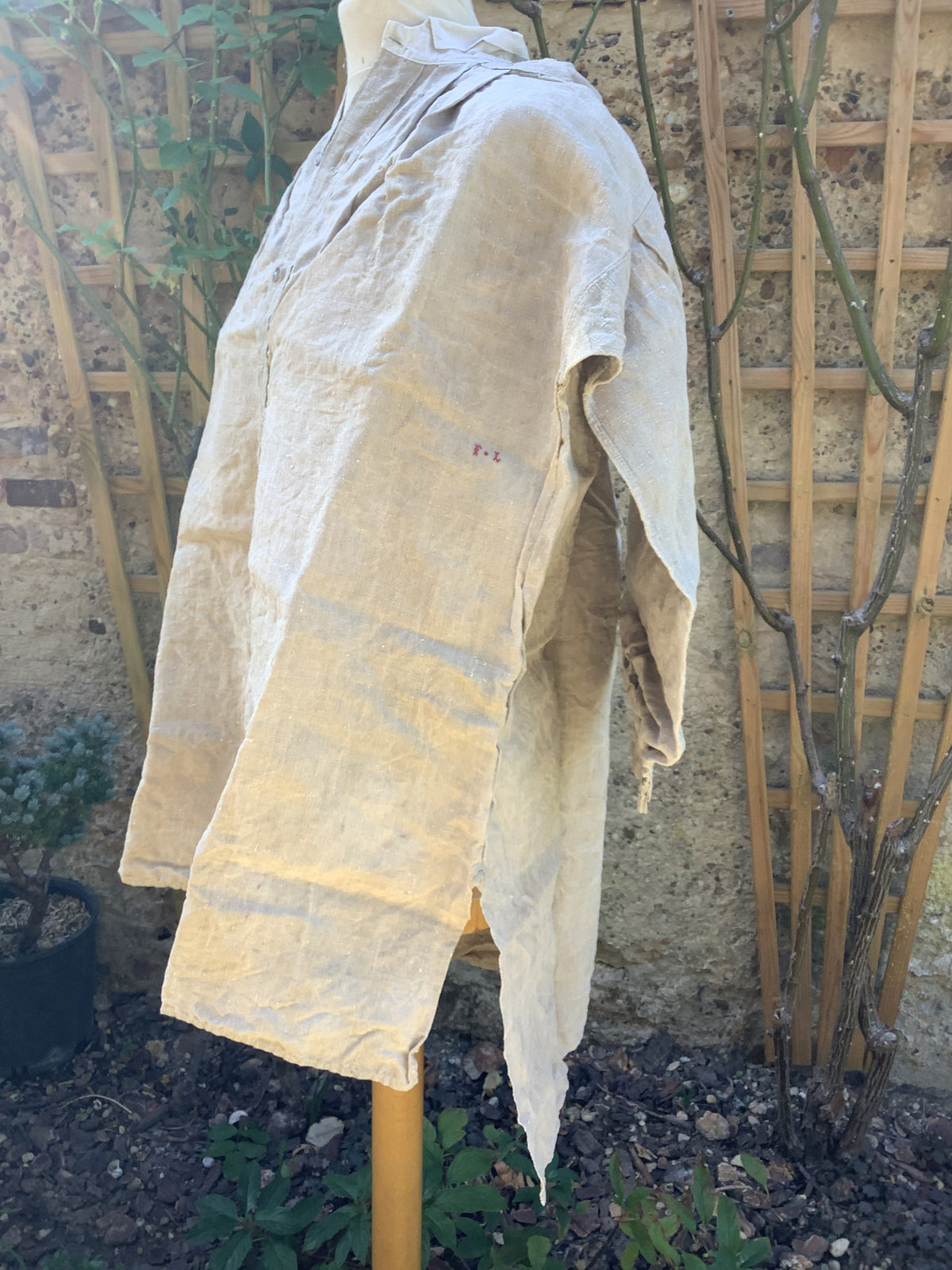 Chemise ancienne en lin ou métis, monogramme F.L – Réf. 180