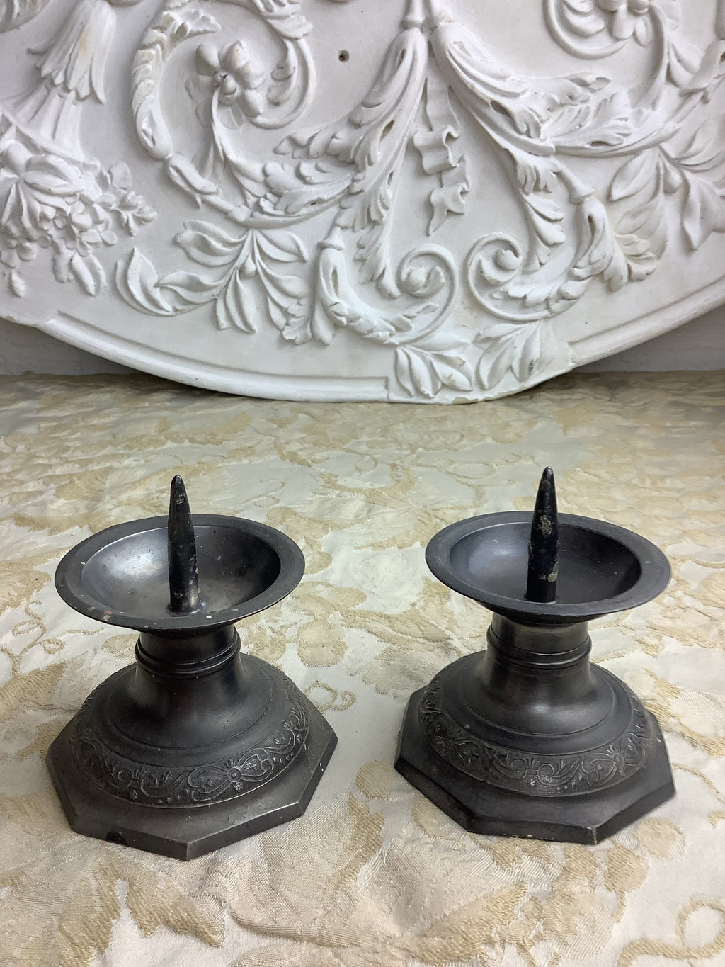 Duo de bougeoirs anciens en étain à décor ciselé – Réf. 29 J