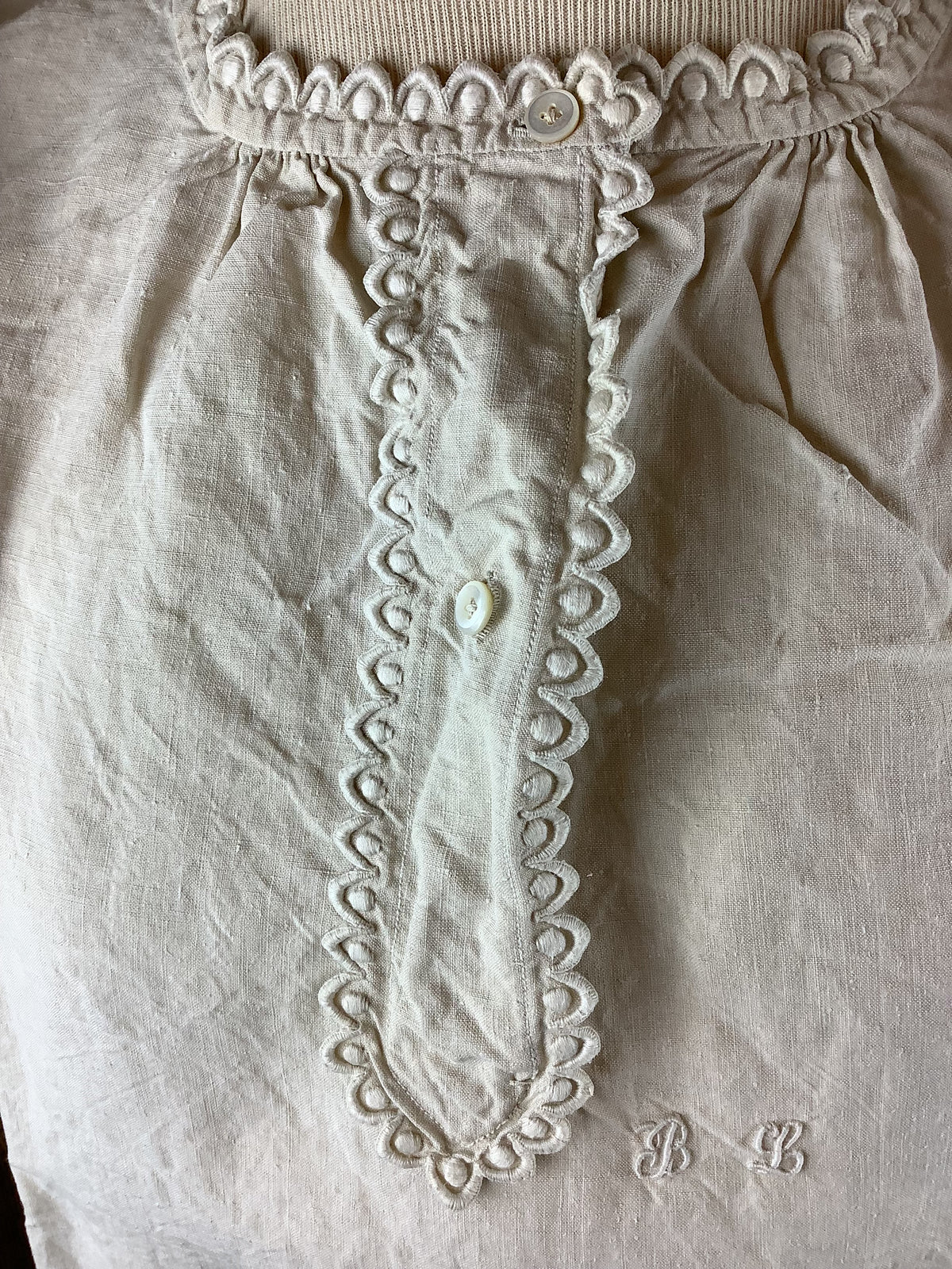 Ancienne chemise de nuit en lin et coton épais, dentelle et monogramme brodé BL-Ref 151