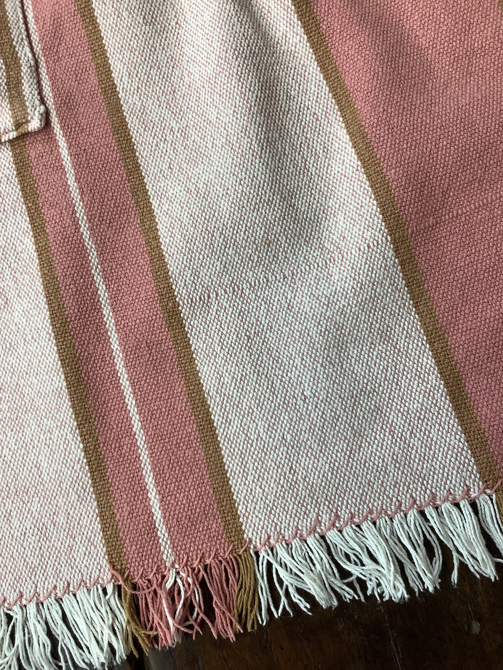 Tablier de cuisine ancien artisanal en coton épais rayé vieux rose, beige et marron – Réf. 60