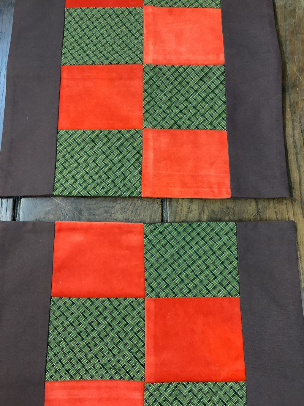 Paire de housses de coussin vintage en textiles anciens – Orange, vert et marron – Réf. H01