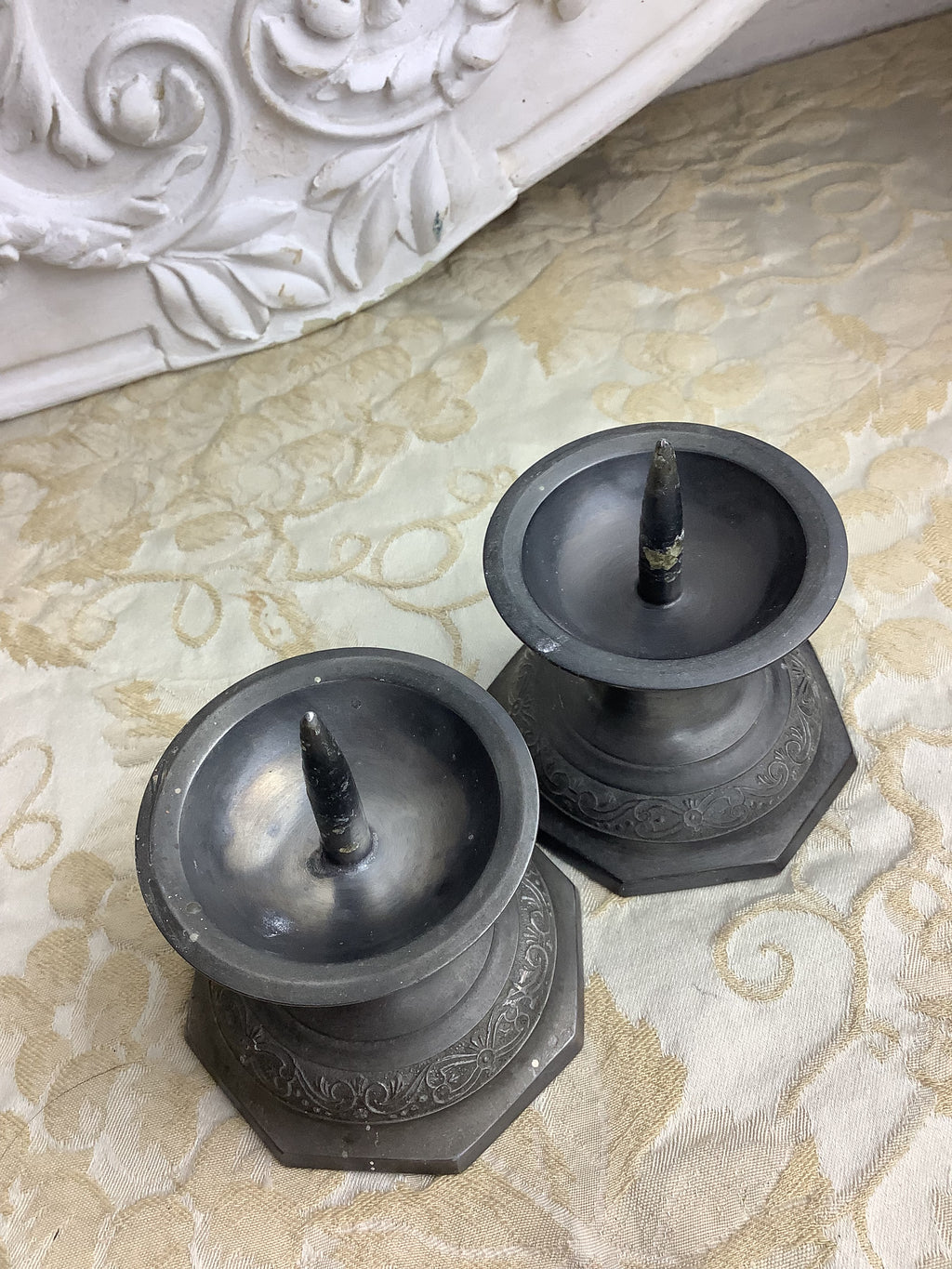 Duo de bougeoirs anciens en étain à décor ciselé – Réf. 29 J