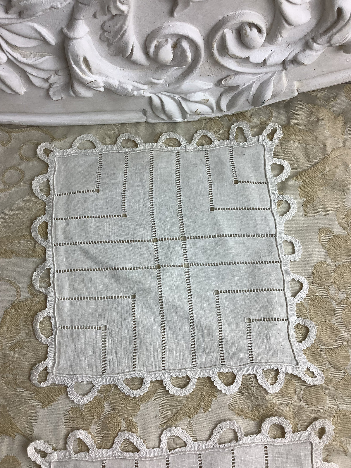 Lot de 2 napperons carrés anciens en lin à jours et dentelle ivoire – Réf. 64-2
