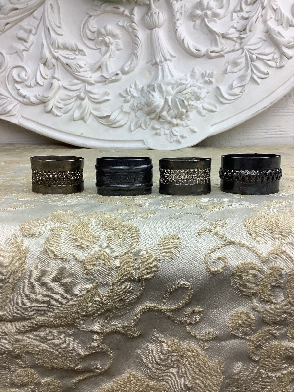 Lot de 4 ronds de serviette anciens en métal argenté – Ref 22Z