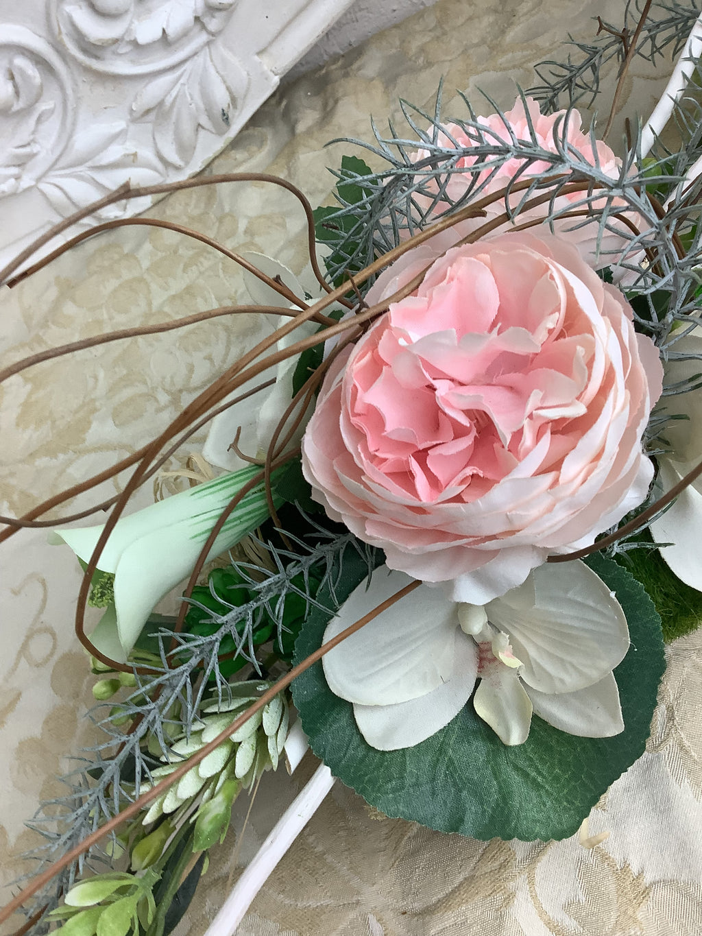 Composition florale C4-Renoncule rose poudré et fleurs blanches