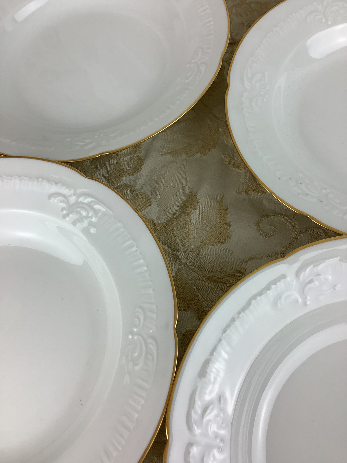 6 assiettes creuses en porcelaine de Limoges, décor blanc en relief et filet doré — Réf.25Q