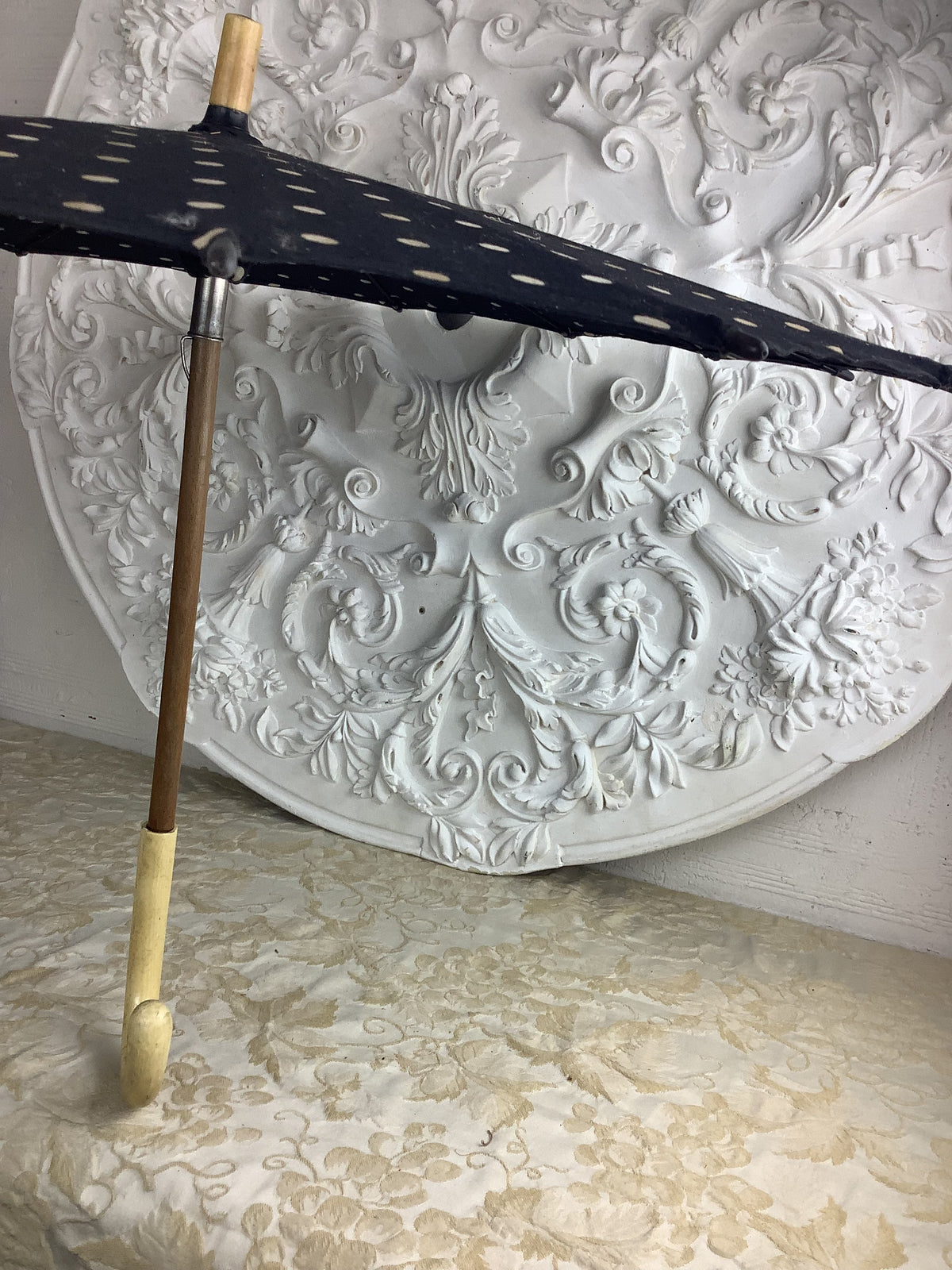 Ombrelle ancienne de dame à pois – Réf. 189