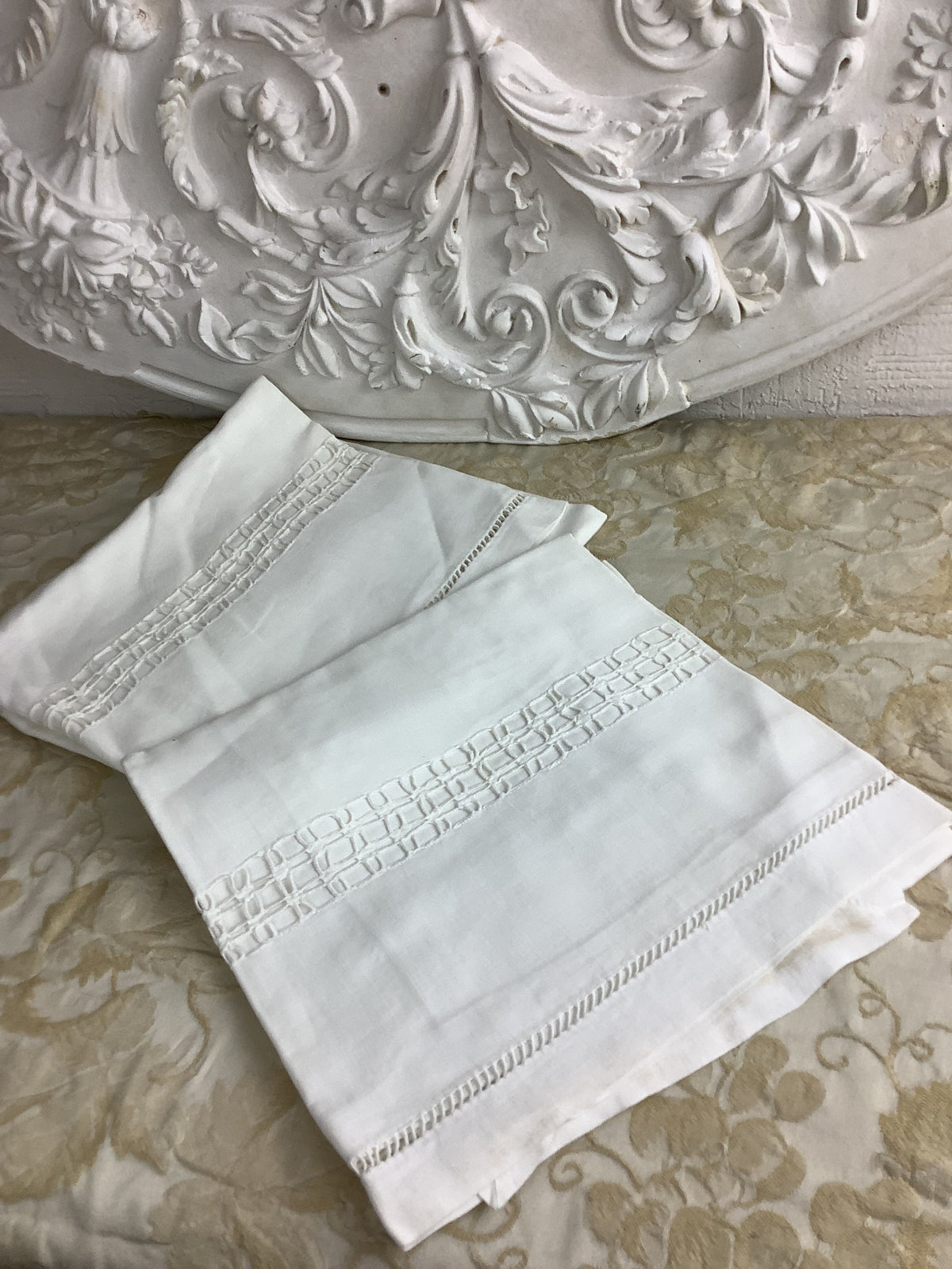 Duo de taies d’oreiller anciennes en fin lin brodé main – 70 × 70 cm – Réf. 183