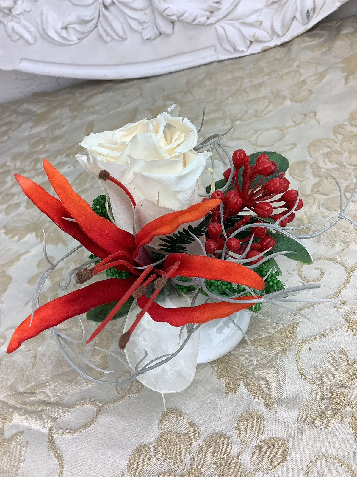Composition florale C10-rouge orangé et blanc crème