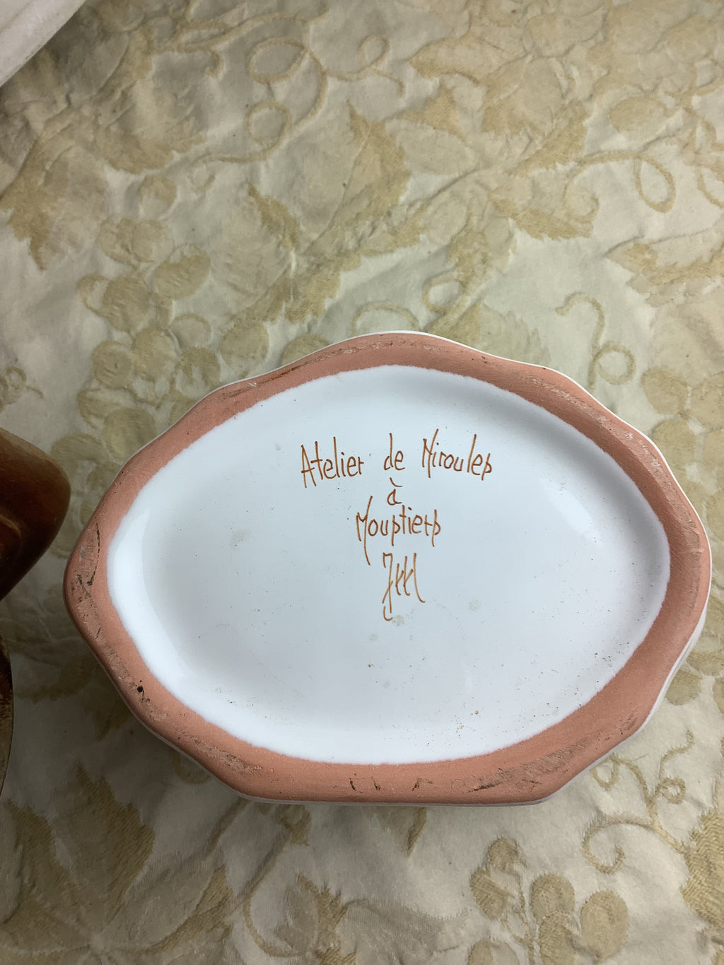 Bouquetière murale en faïence de Moustiers avec support en bois – Réf. 29S