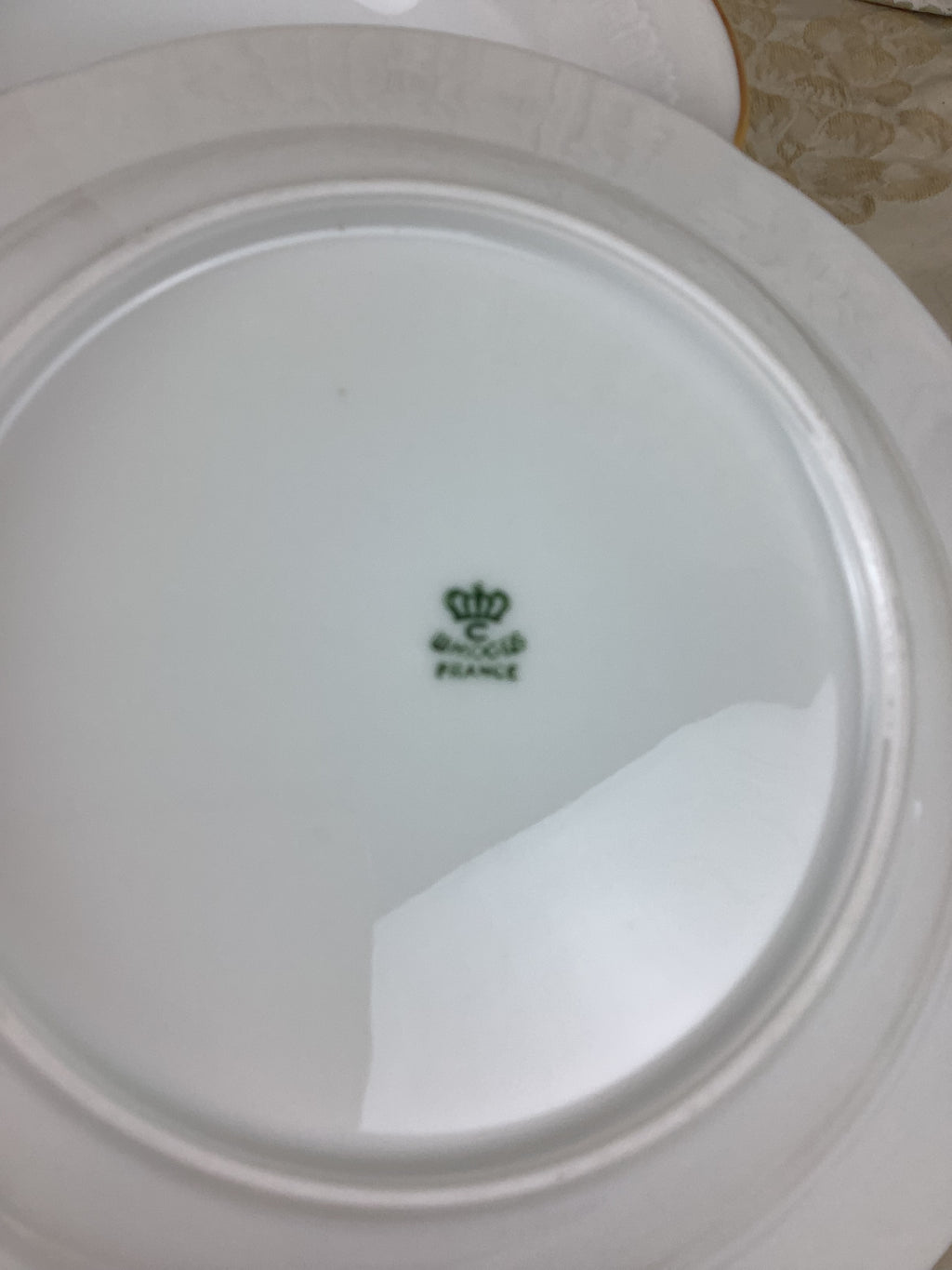 6 assiettes creuses en porcelaine de Limoges, décor blanc en relief et filet doré — Réf.25Q