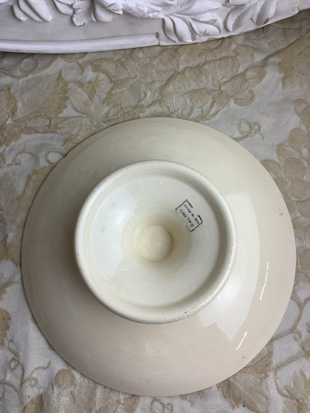 Coupe ancienne sur piédouche en faïence de Salins, décor floral – Réf. 29N