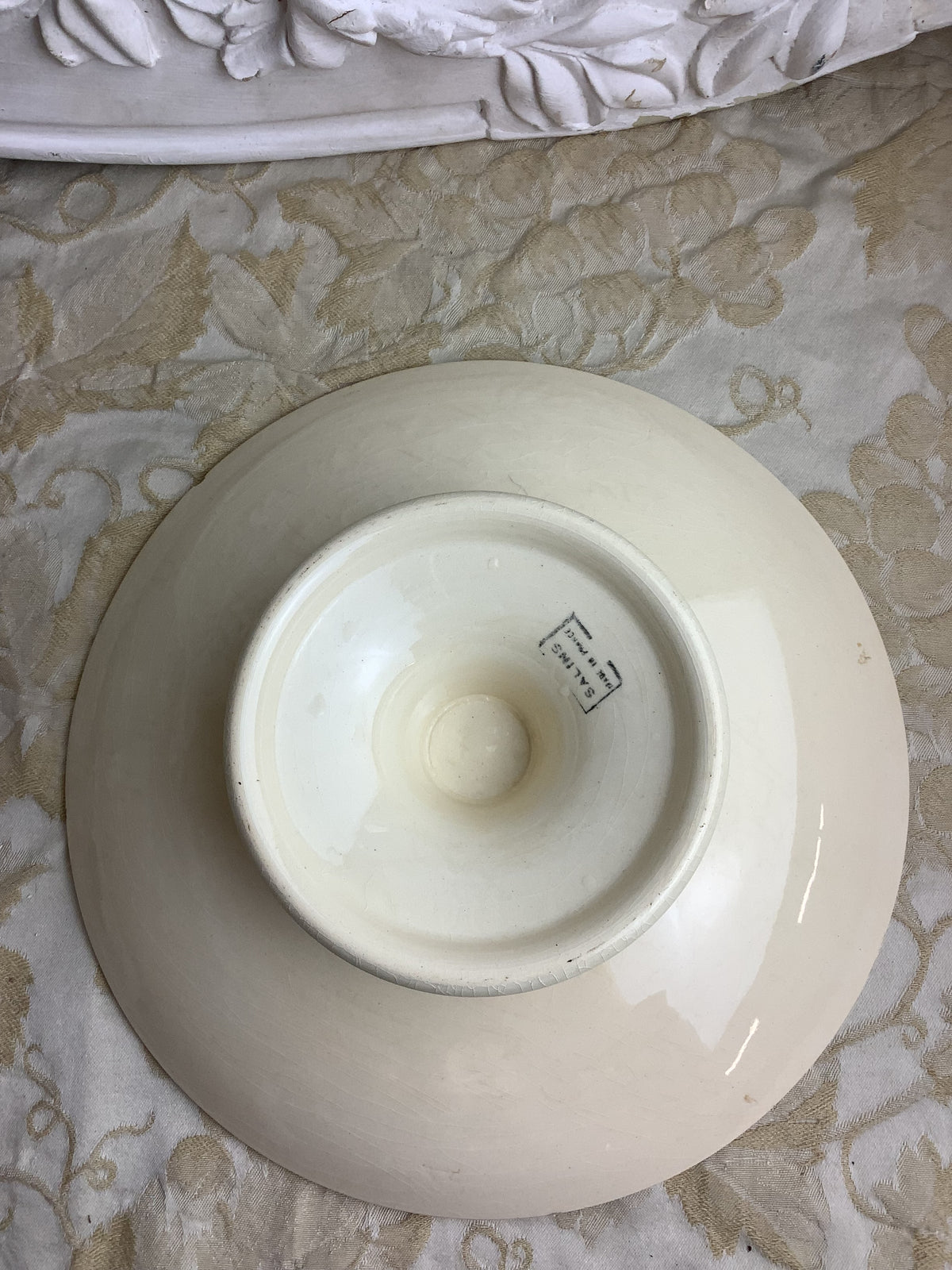 Coupe ancienne sur piédouche en faïence de Salins, décor floral – Réf. 29N