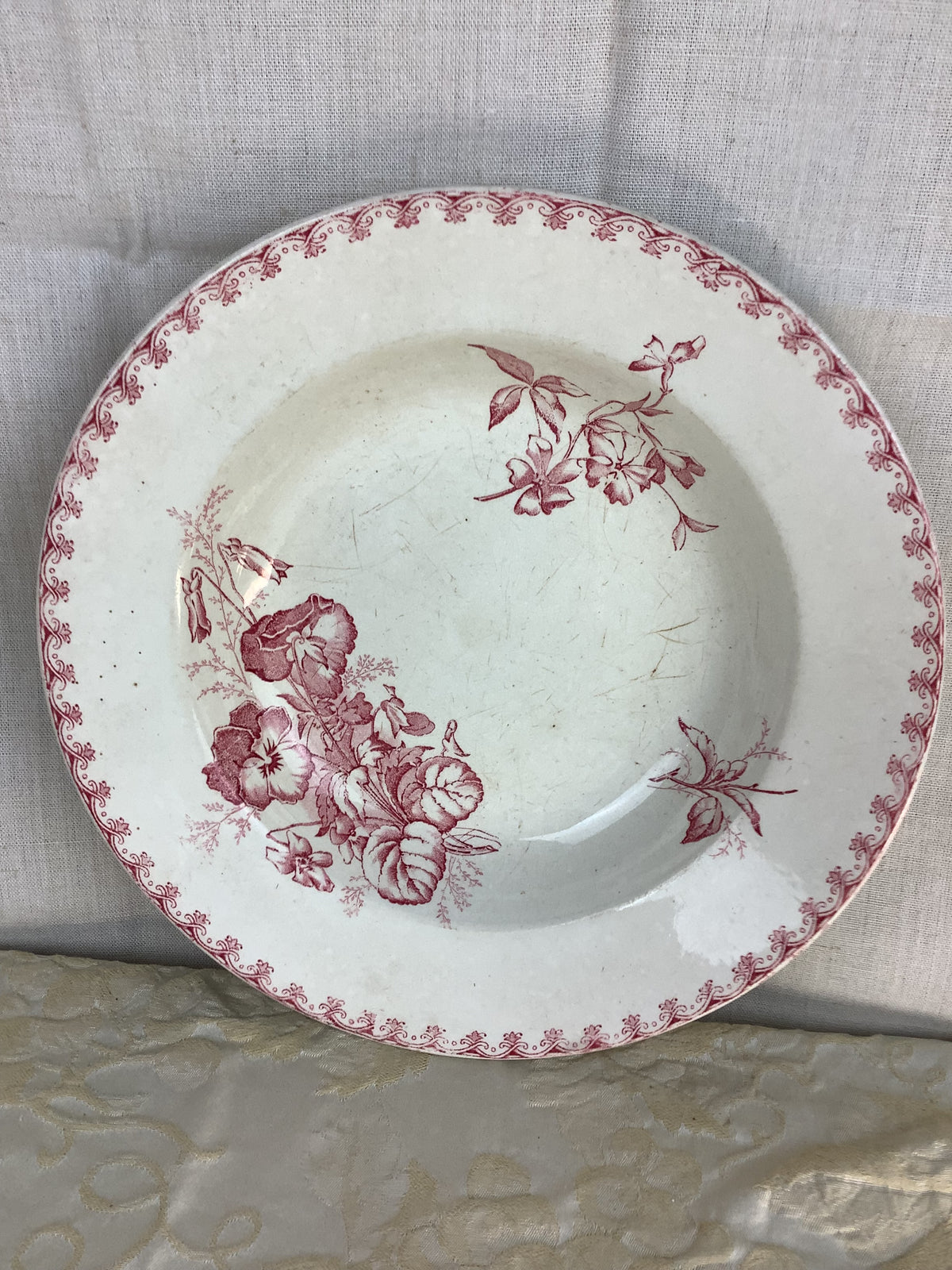 Ancien plat creux Sarreguemines VEGA – Décor de pensées vieux rose – Réf. 14U