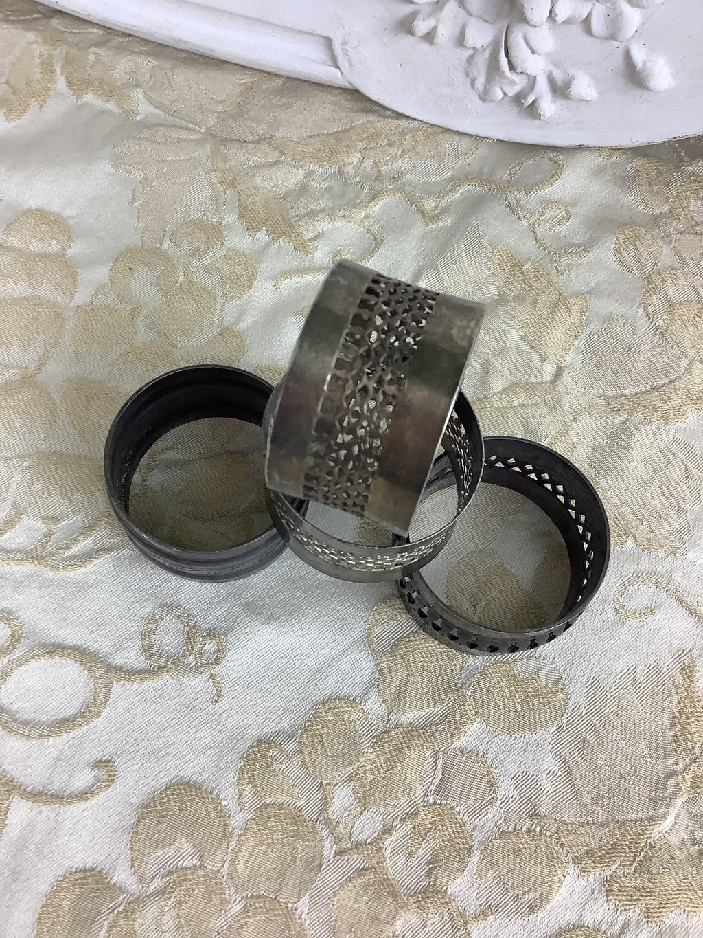 Lot de 4 ronds de serviette anciens en métal argenté – Ref 22Z