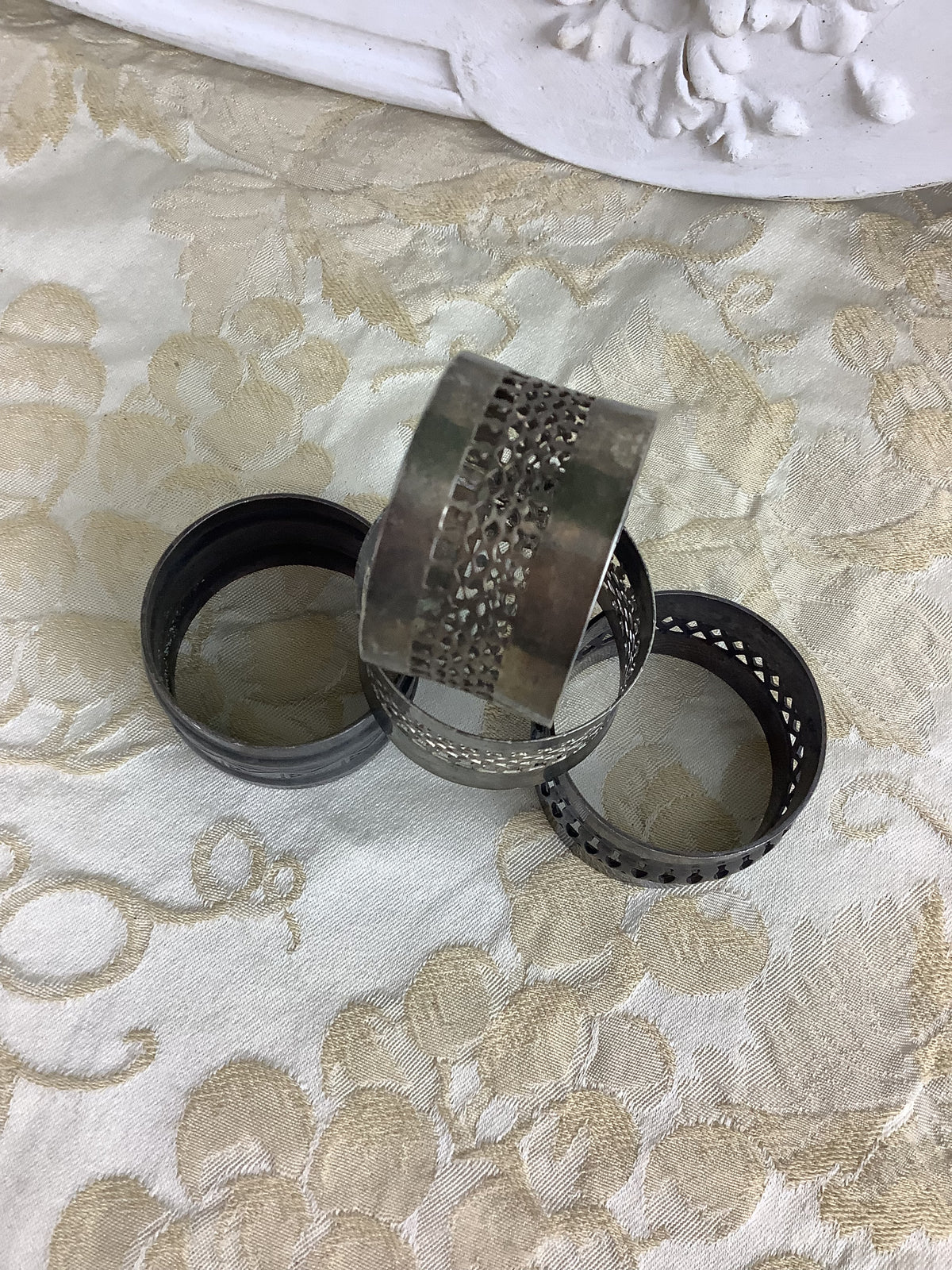 Lot de 4 ronds de serviette anciens en métal argenté – Ref 22Z