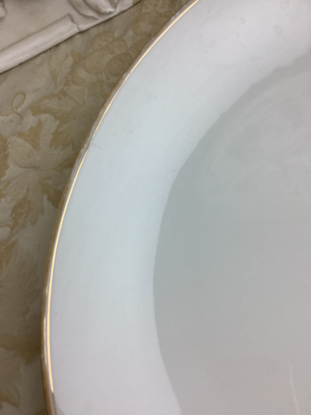 Plat de service ovale ancien en porcelaine de Limoges Bernardaud — Réf. 25T1