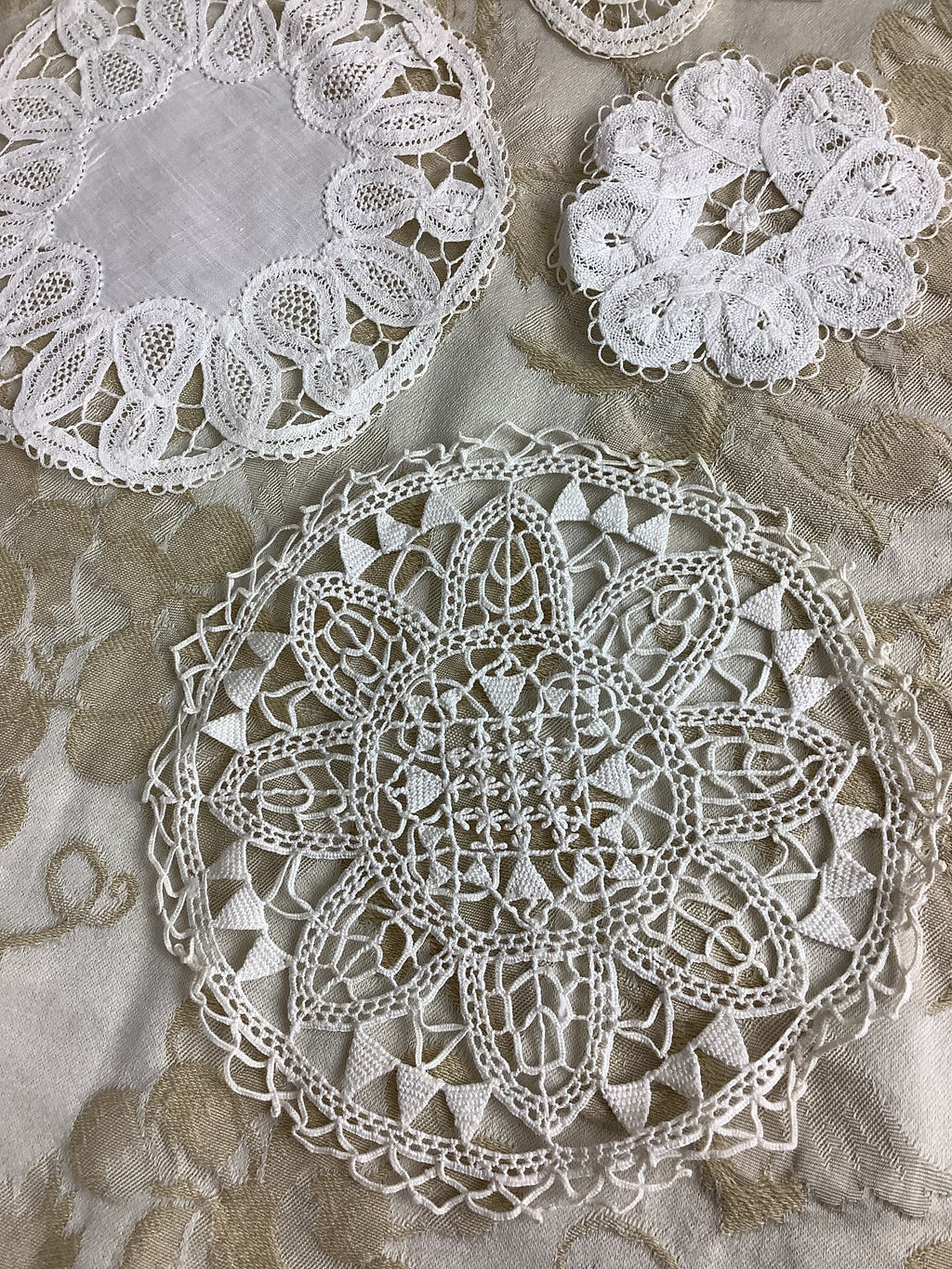 Lot de 4 petits napperons anciens - Réf. 185