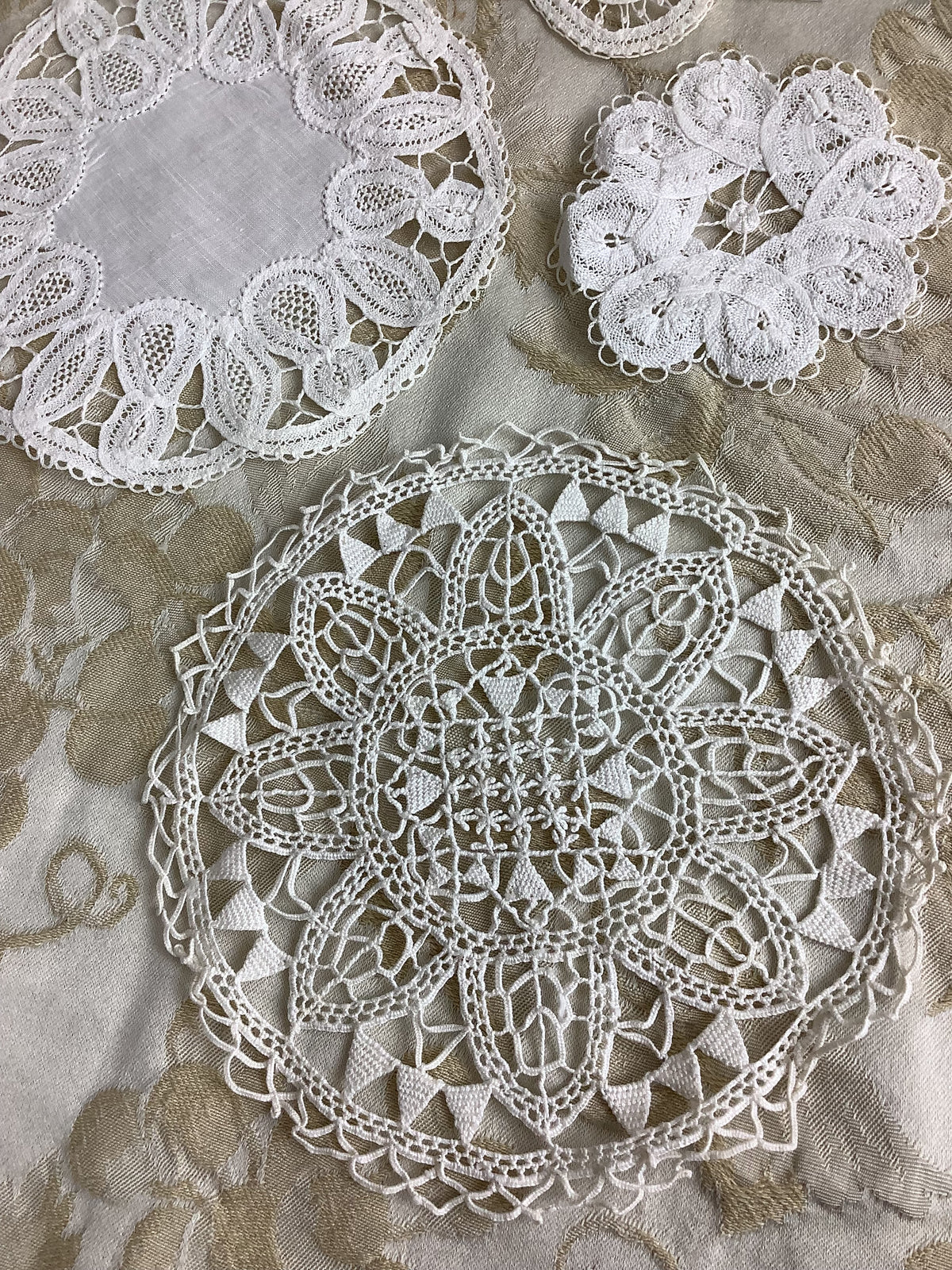 Lot de 4 petits napperons anciens - Réf. 185