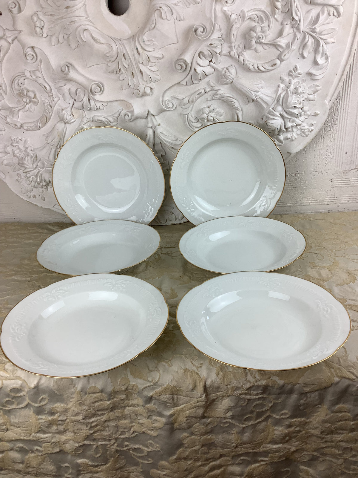 6 assiettes creuses en porcelaine de Limoges, décor blanc en relief et filet doré — Réf.25Q