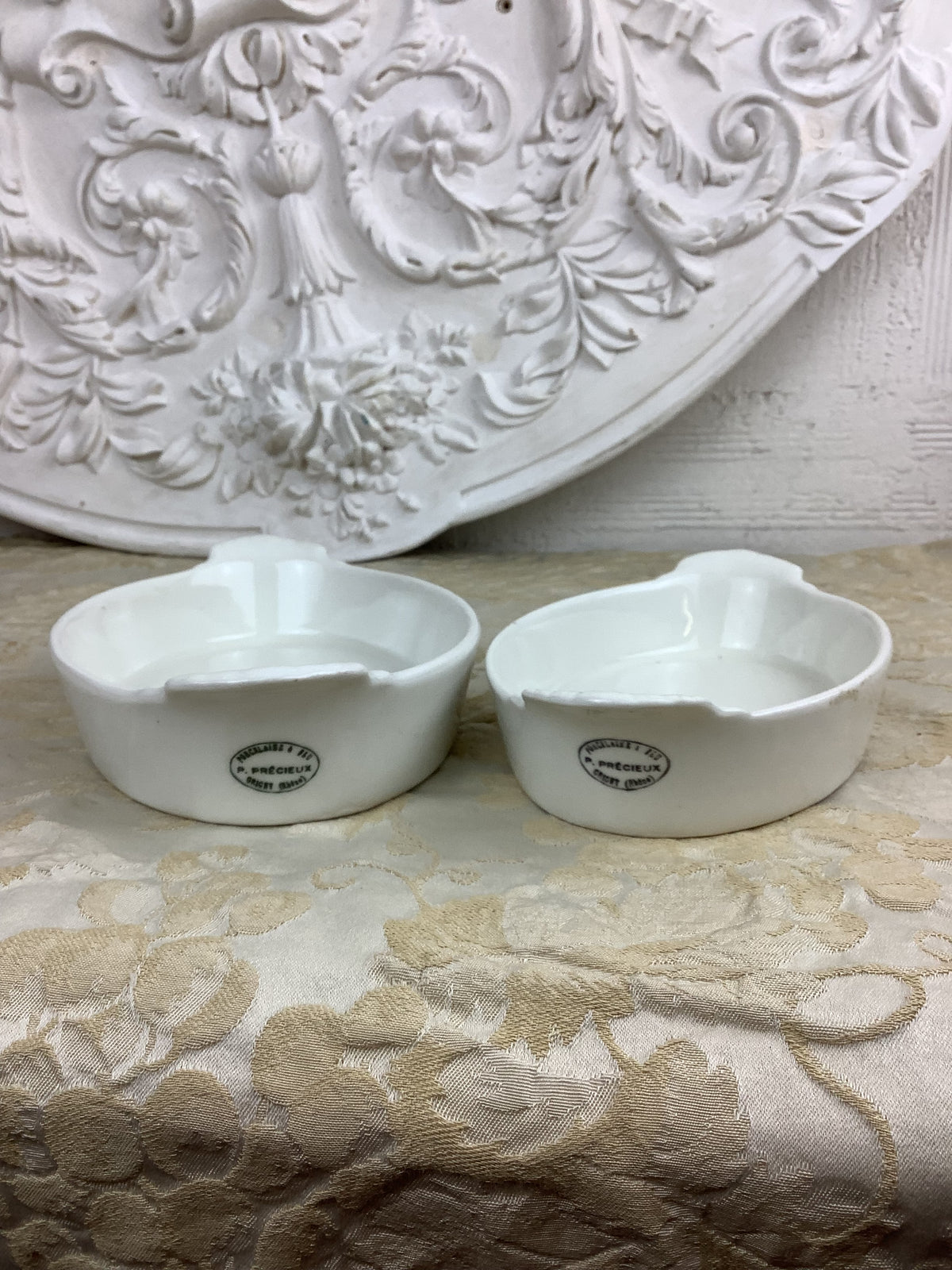 Lot de 2 petits plats anciens ovales en porcelaine à feu – P. Précieux – Réf 23E