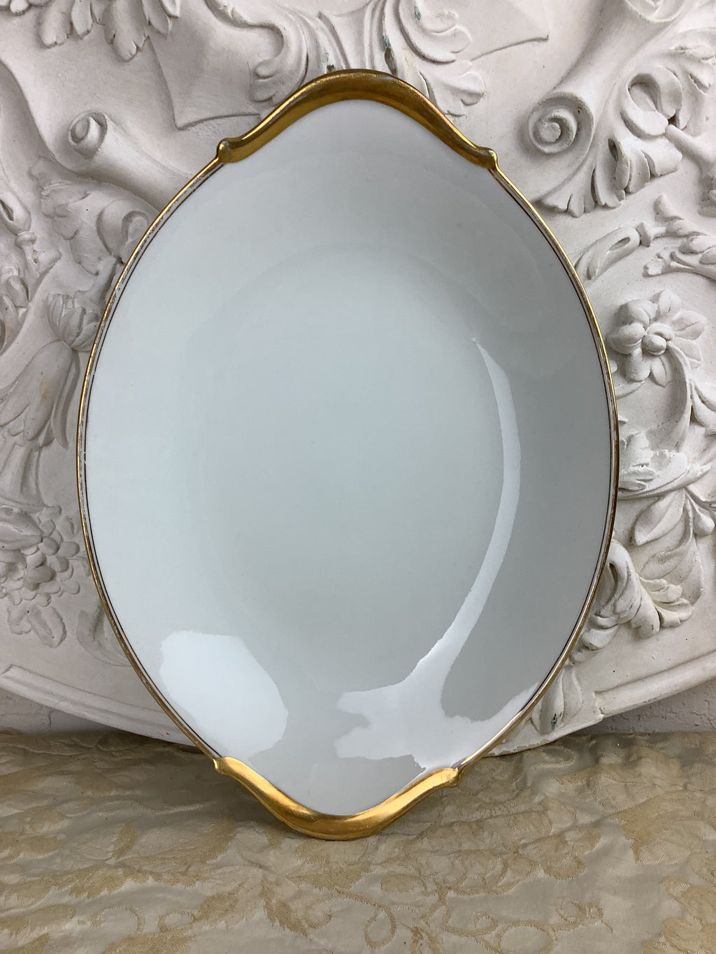Plat de service ovale ancien en porcelaine de Limoges Bernardaud — Réf. 25T1