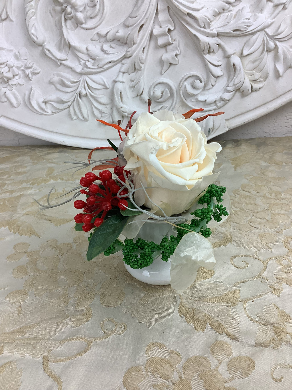 Composition florale C10-rouge orangé et blanc crème