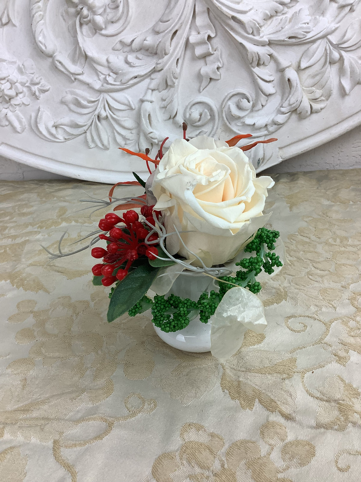 Composition florale C10-rouge orangé et blanc crème