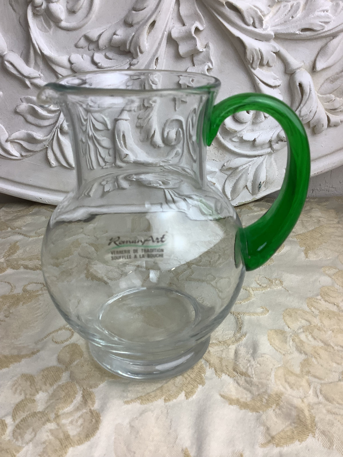 Titre : Pichet en verre soufflé transparent et anse verte RomanArt – Réf. 28I
