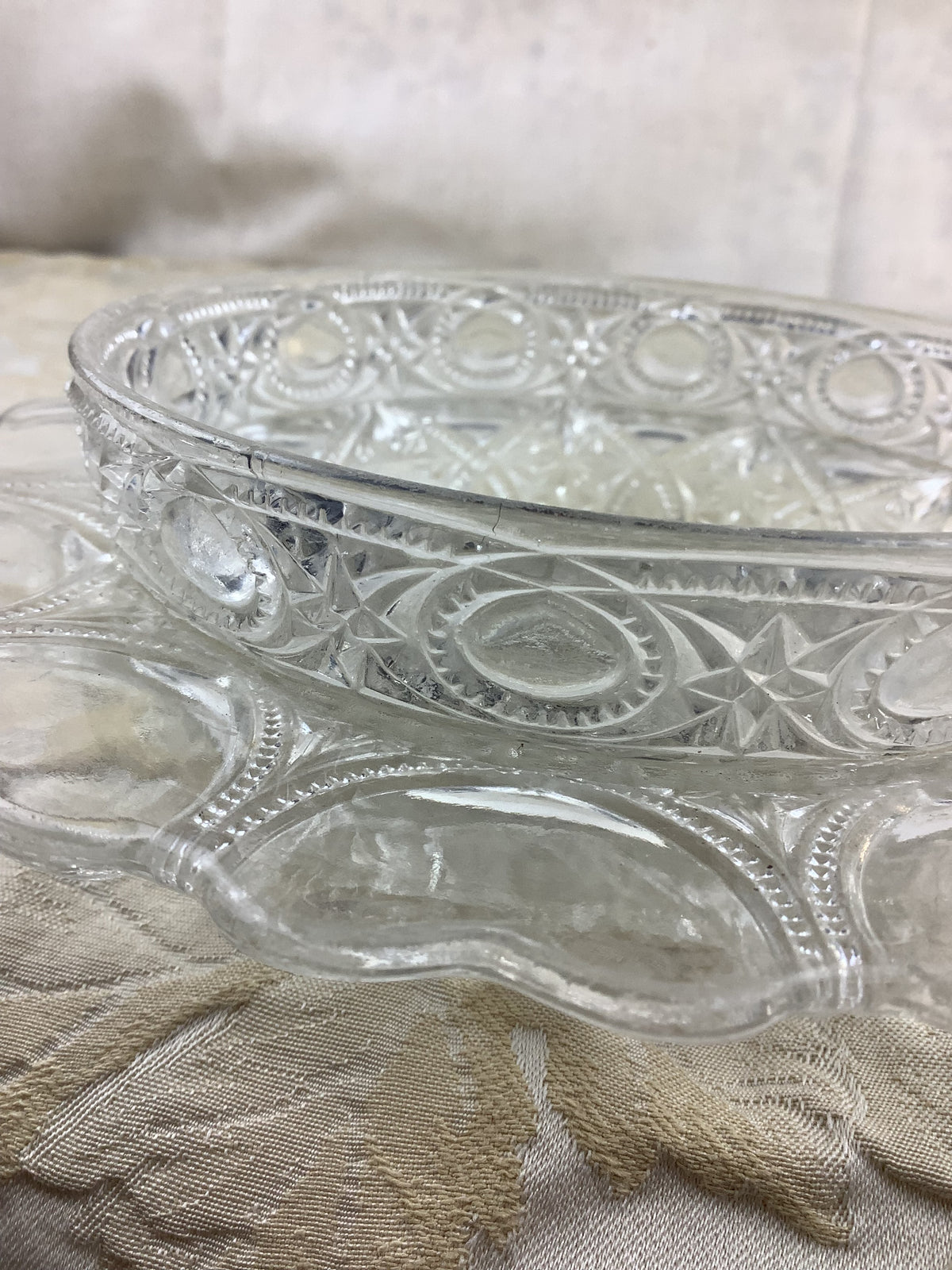 Coupe ancienne en verre moulé ciselé vintage – Réf. 20O