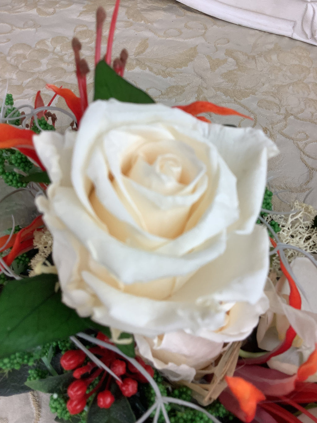 Composition florale C9- Nérines rouge orangé et roses blanches/crème.