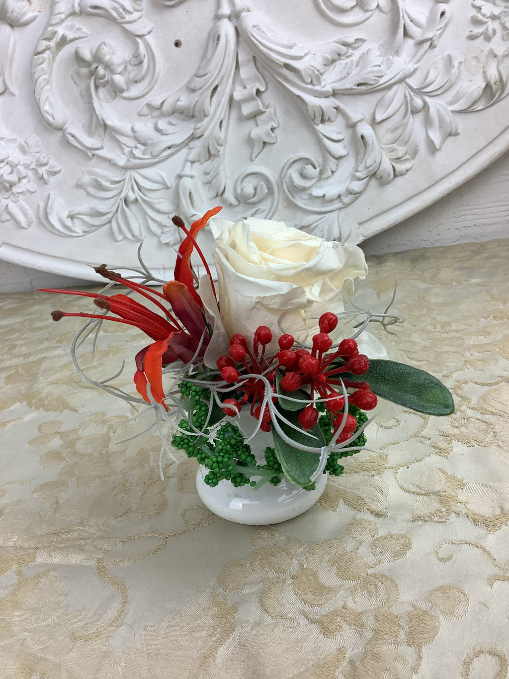 Composition florale C10-rouge orangé et blanc crème