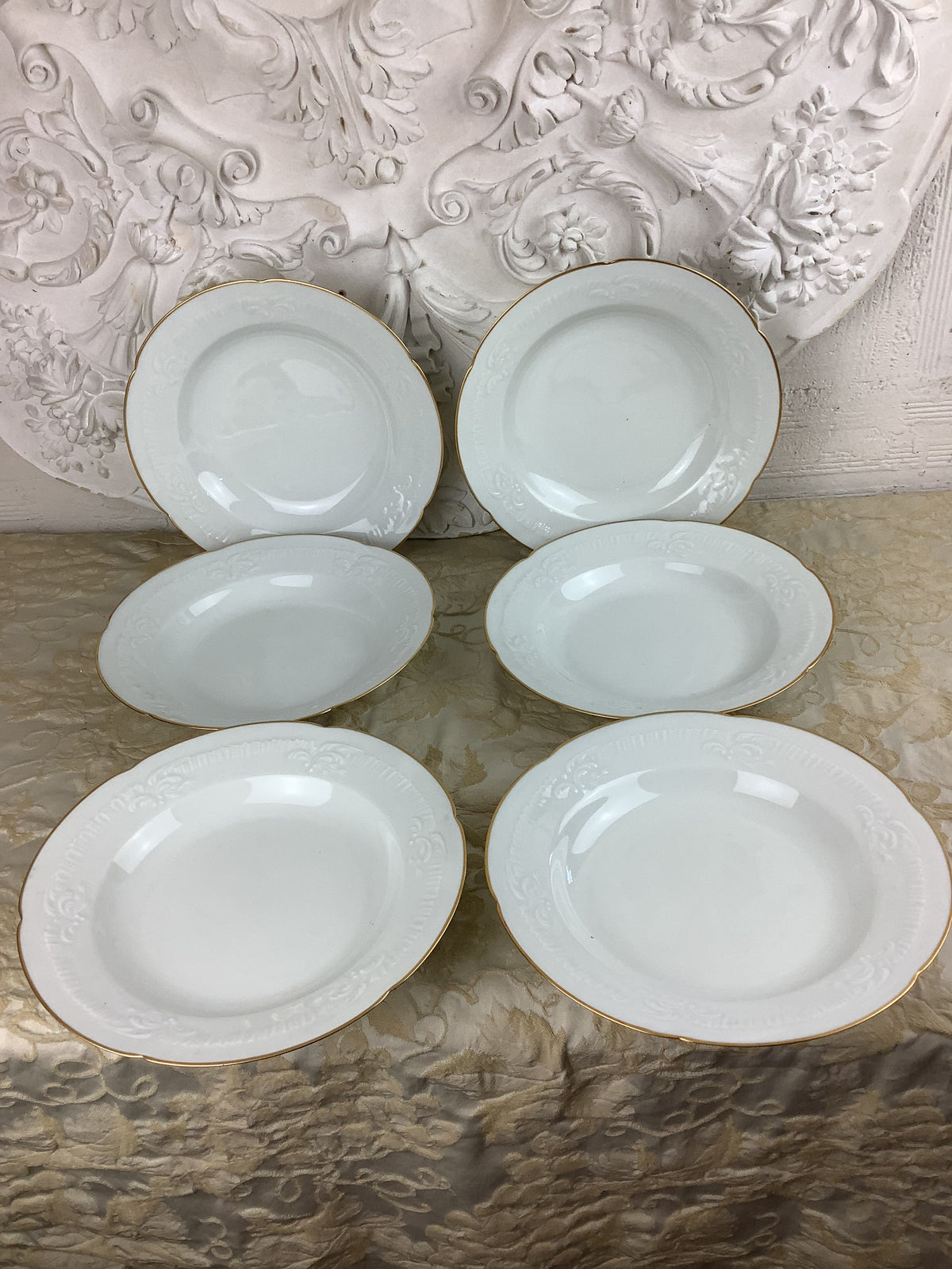6 assiettes creuses en porcelaine de Limoges, décor blanc en relief et filet doré — Réf.25Q
