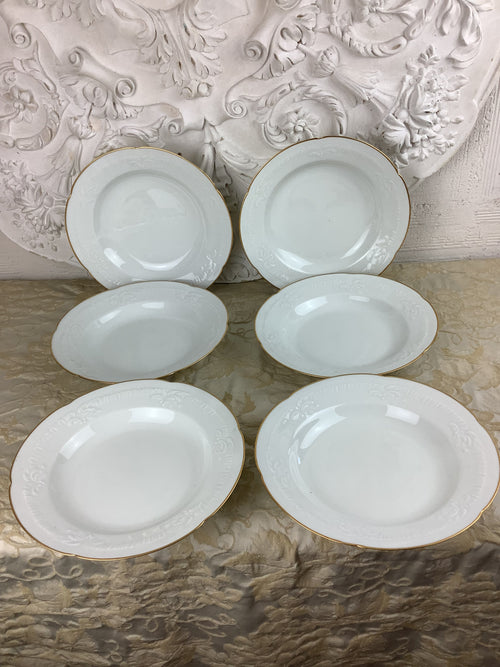 6 assiettes creuses en porcelaine de Limoges, décor blanc en relief et filet doré — Réf.25Q