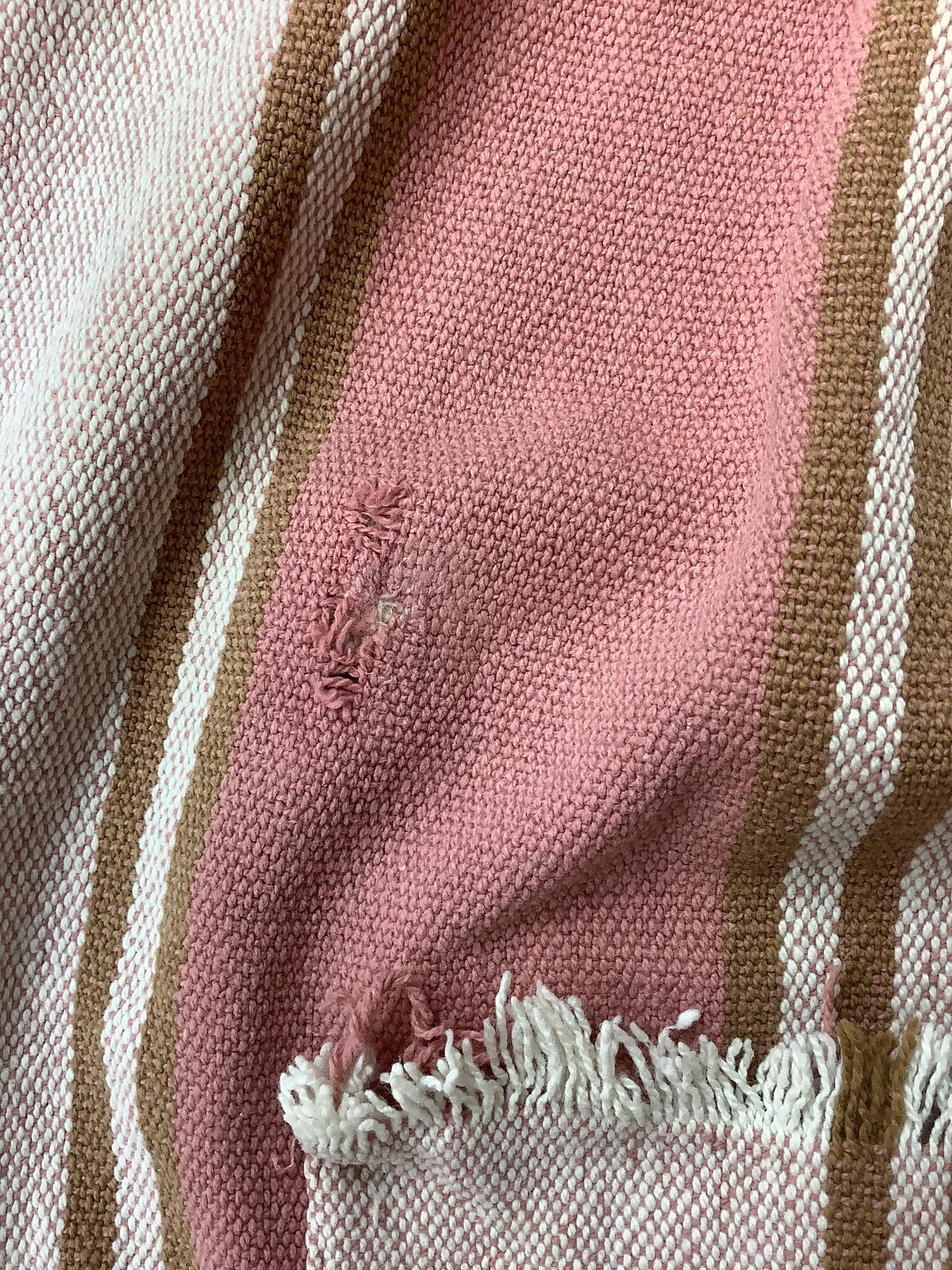 Tablier de cuisine ancien artisanal en coton épais rayé vieux rose, beige et marron – Réf. 60